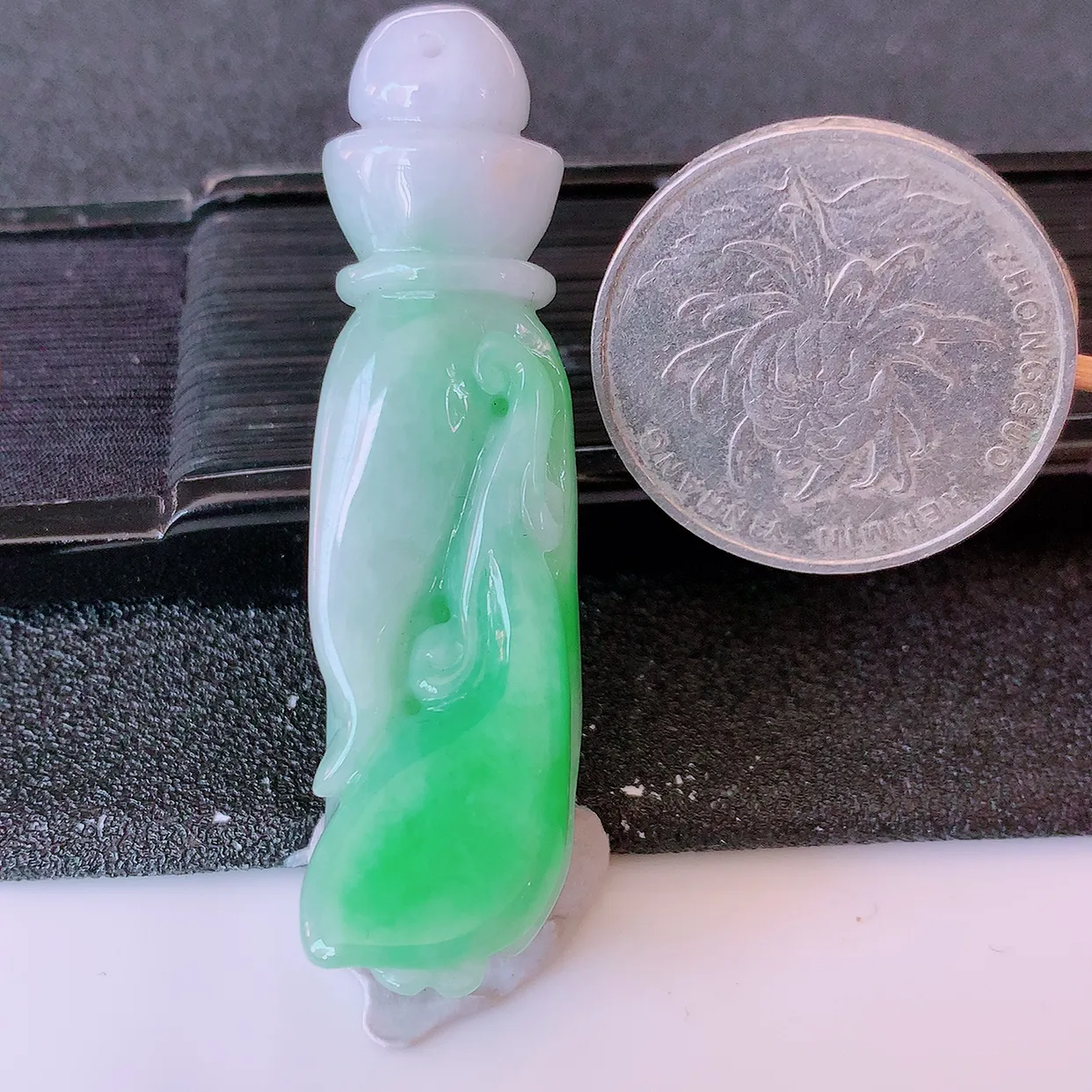 自然光实拍，冰润飘绿翡翠掌上明珠吊坠，种老水足，雕工精湛 ，寓意美好，佩戴时尚出众！#46.7
