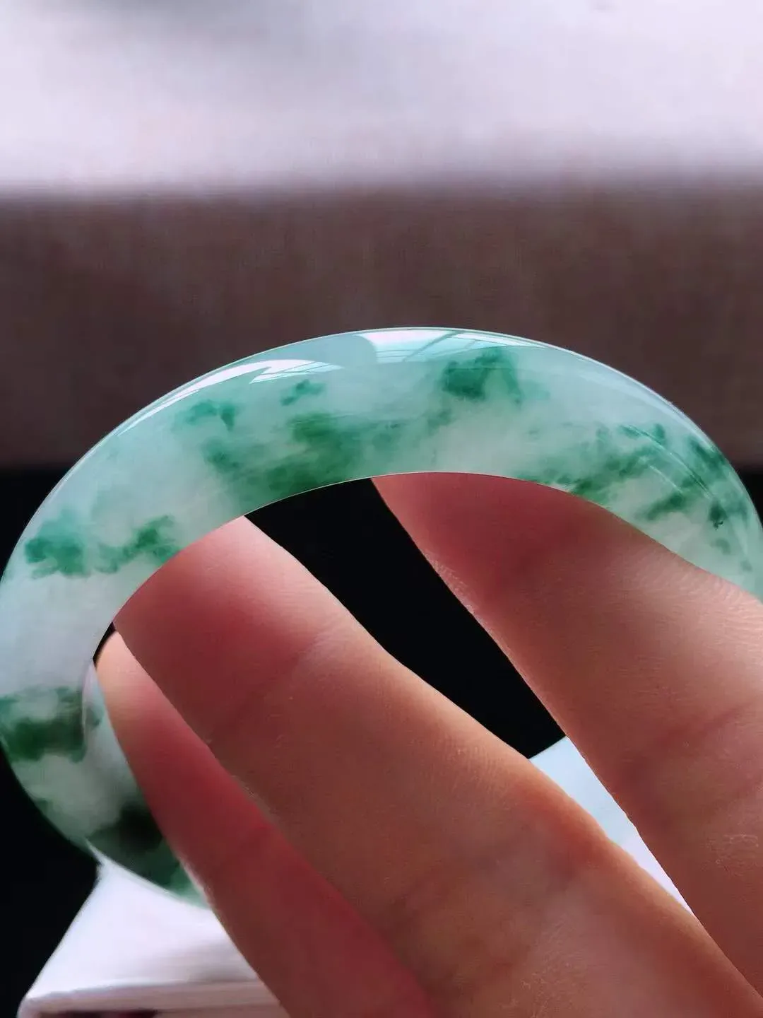 【翡翠名称】老种冰飘花52.8正圈口翡翠手镯
【翡翠尺寸】52.8*12*8mm适合51.8-54正圈口佩戴
【翡翠描述】缅甸天然翡翠A货，种老水足，玉质细腻，色泽靓丽，性价比高，佩戴效果好！