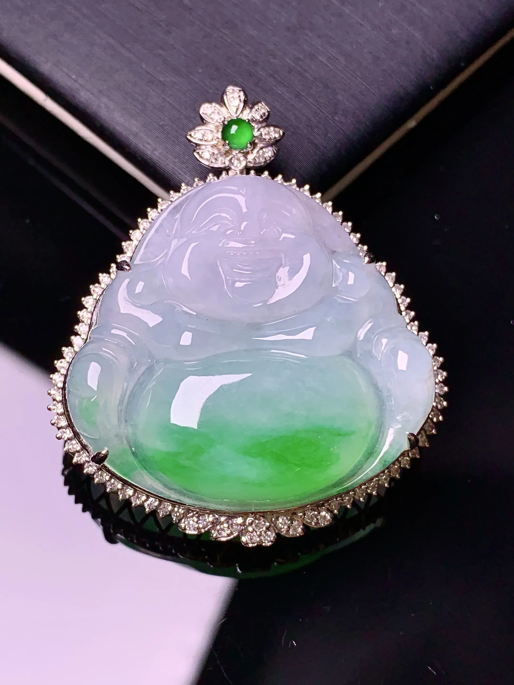 18k金钻镶嵌飘绿佛公吊坠 玉质细腻 水润亮眼 色泽艳丽 整体尺寸38.3*32.5*11.3
