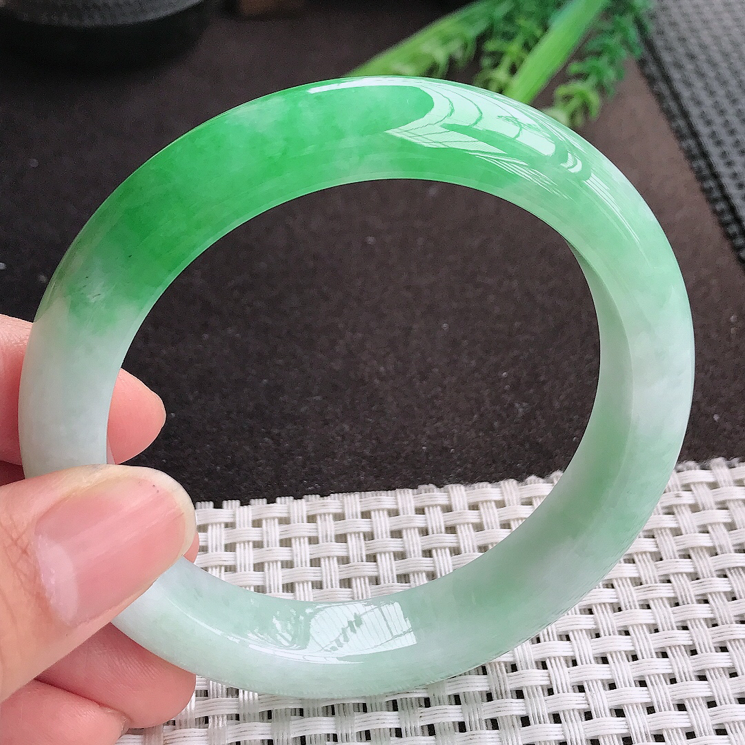 天然A货翡翠61.5/13/9.6老坑精美温润飘阳绿手镯大圈口宽边玉镯
