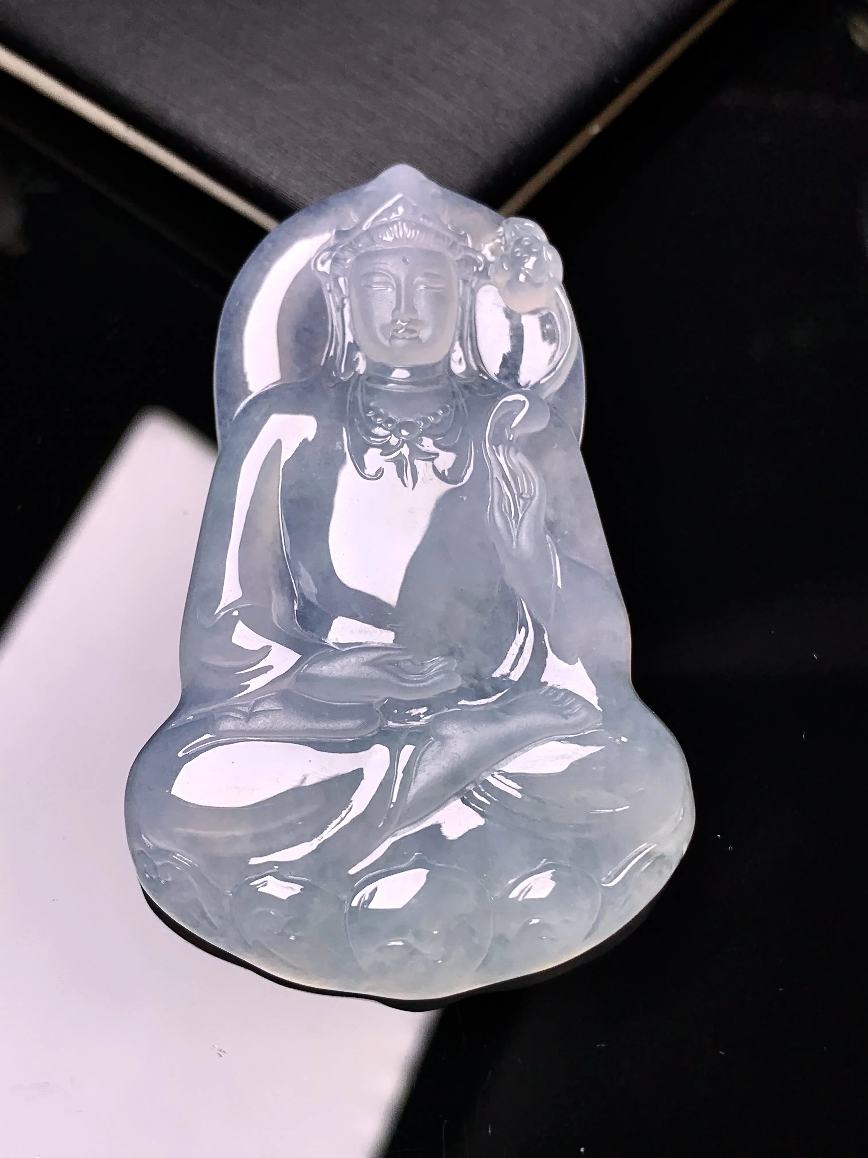 冰种观音菩萨吊坠 玉质细腻 水润亮眼 色泽艳丽 整体尺寸53.6*33.6*5.2