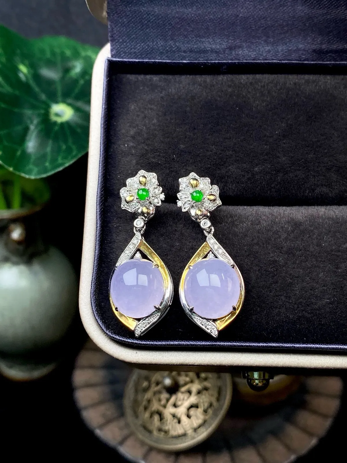 【冰种紫蛋面耳坠】质地细腻，色泽鲜亮，光泽度不错，18k金钻镶嵌，裸石尺寸9.8*9.2*4.9毫米