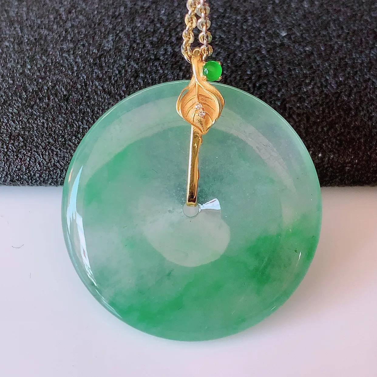 自然光实拍，18K金镶嵌冰种飘花翡翠平安扣吊坠，冰透，灵动飘逸，寓意平平安安，平安扣佩戴端庄漂亮！#41.7整体28*25*5.5裸石25*25