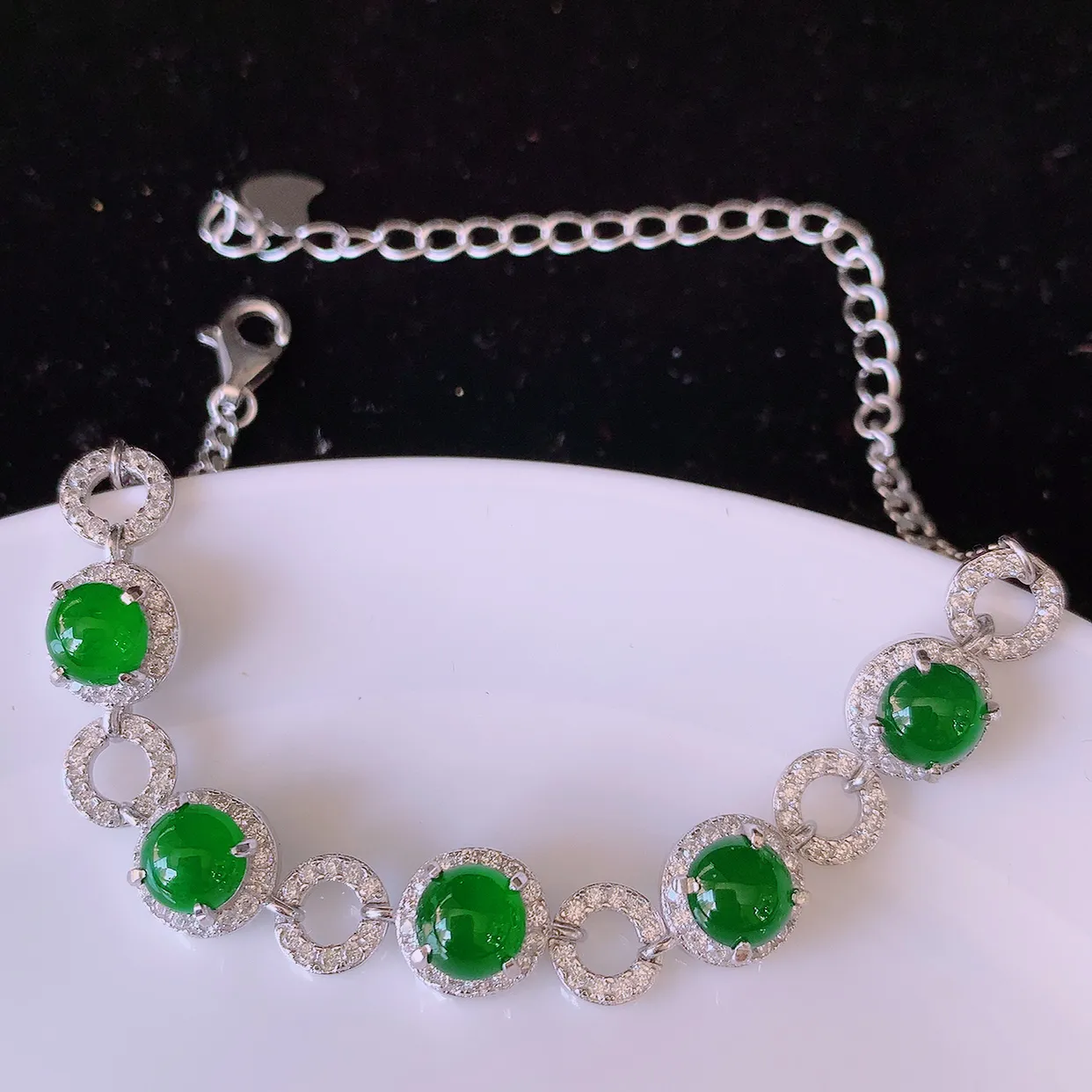 冰透满绿翡翠925银镶嵌手链，自然光实拍，翠色灵动，颜色漂亮，种老水足，品相佳，佩戴佳品！#97.7取一整体7.8*7.5*5.2裸石5.5*5.5