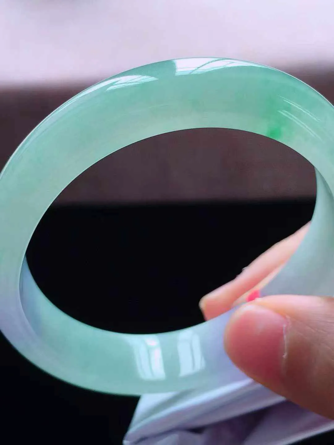 【翡翠名称】老种冰春彩56圈口贵妃翡翠手镯
【翡翠尺寸】56*48.2*12.5*7.2mm适合53