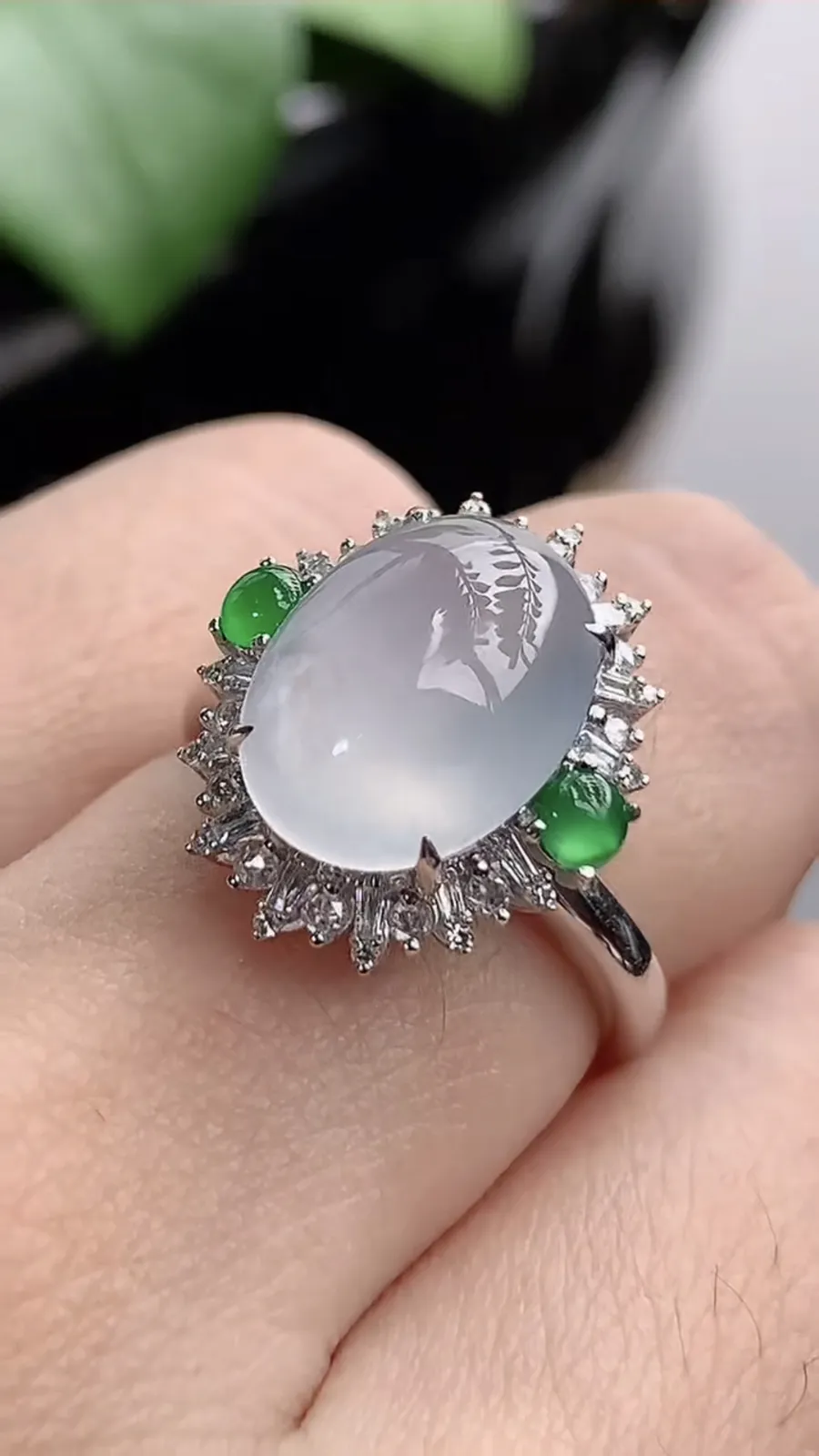 a货翡翠老坑冰种18K金伴钻镶嵌白月光蛋面戒指 圈口17.3裸石尺寸12.2×9.2mm 重量4.12g 1209