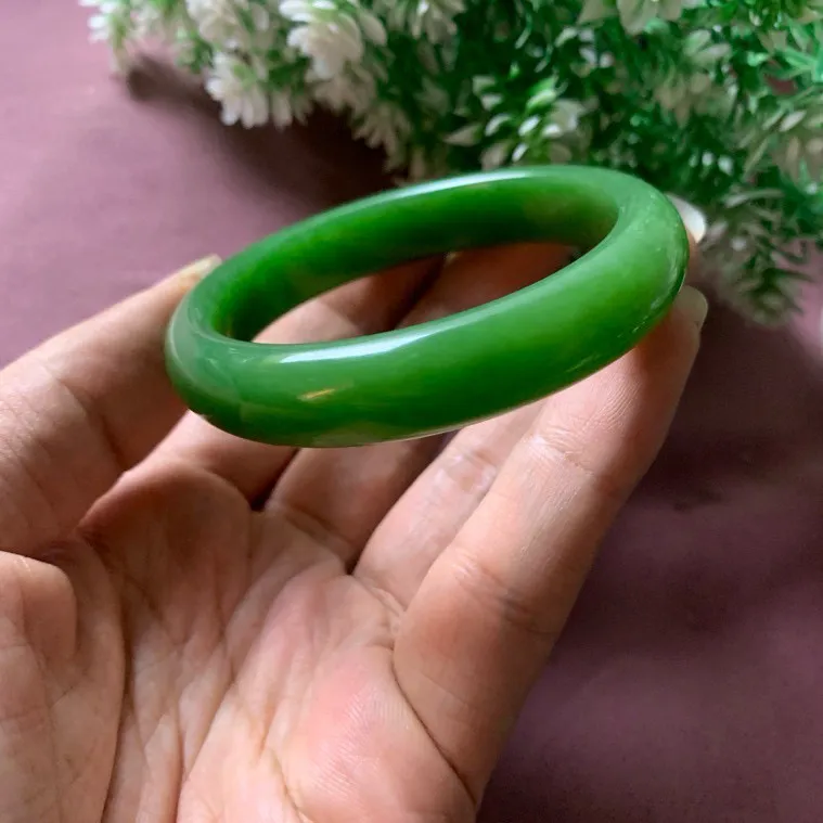 珍藏品，和田玉碧玉55圈口阳绿色手镯，玉质细腻油润 底色纯净 脂粉好，品质高。