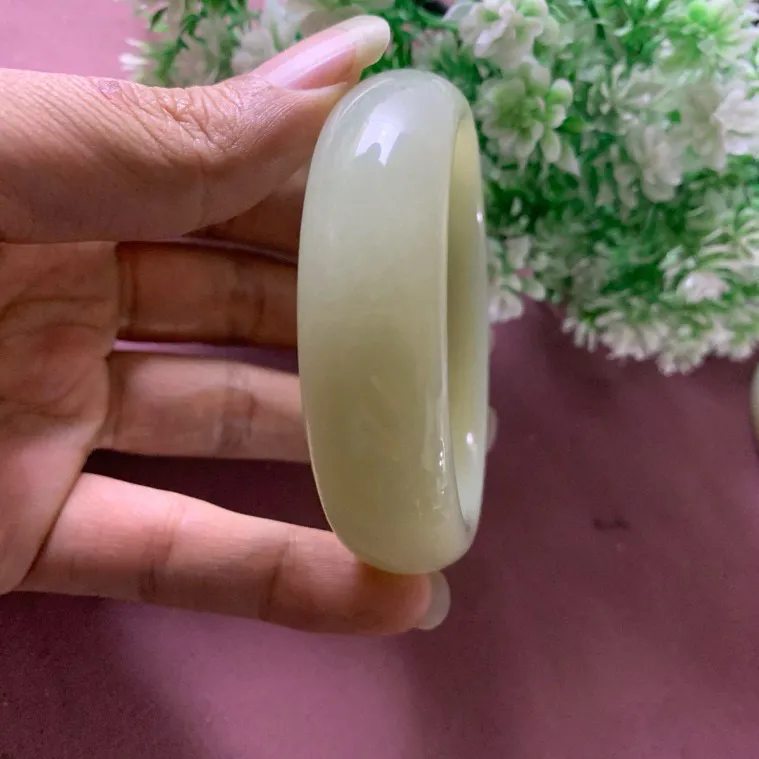 56.5圈口和田玉且末料宽版手镯，精品青白手镯，【挽间柔情】，镯型古朴典雅。在诗情画意的雨巷相遇，你是我腕间的一抹风情，有你眸有深情.清风荡漾湖间静水，我愿俯身低眉，在烟波涟漪处寻你