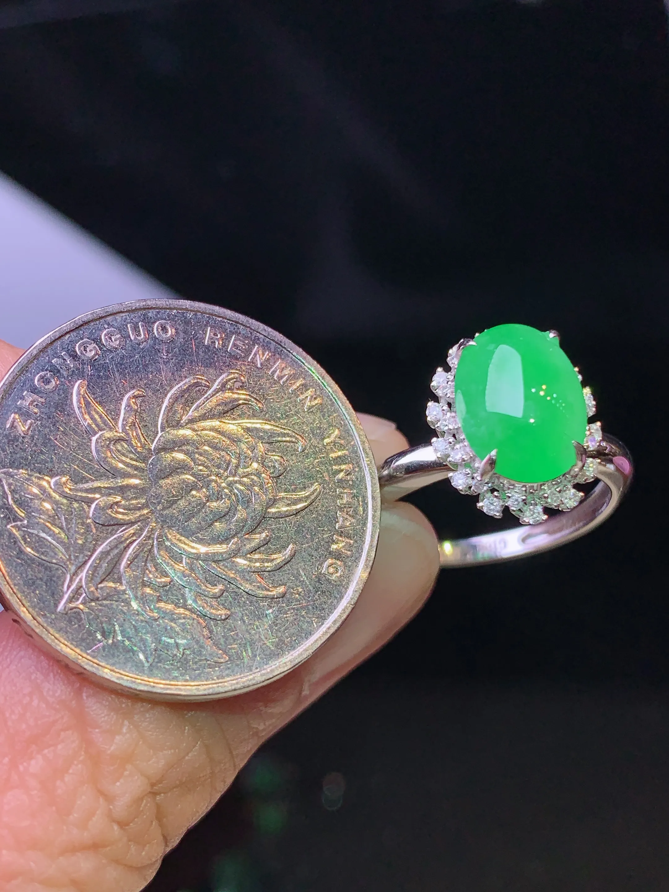 18k金钻镶嵌翠绿蛋面吊坠 玉质细腻 水润亮眼 色泽艳丽 圈口13.5 整体尺寸13.5*10.5*9.2