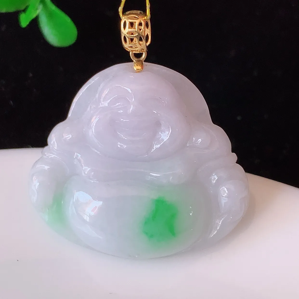 18k金镶嵌冰润飘阳绿翡翠佛公吊坠，款式新颖，佩戴效果时尚出众，尽显气质，水润精细，美感十足。#35.7