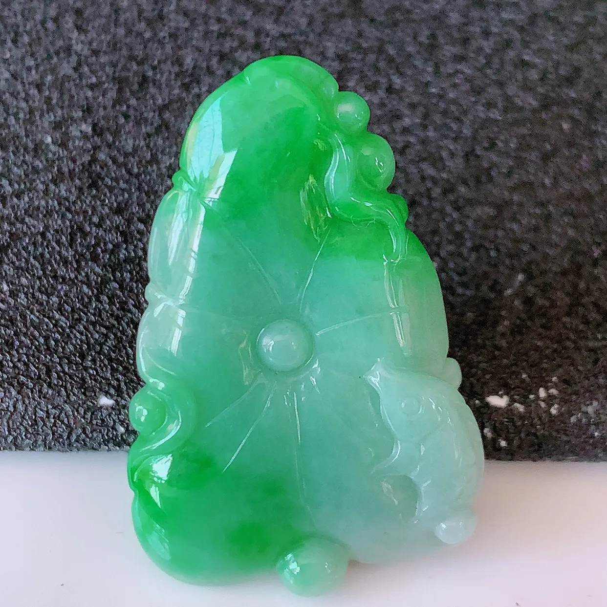 自然光实拍，冰润飘绿翡翠荷叶鱼、和和美美玉坠，财源广进，自然隐逸、荷本是素不着尘之物，有和美之寓意。#05.7