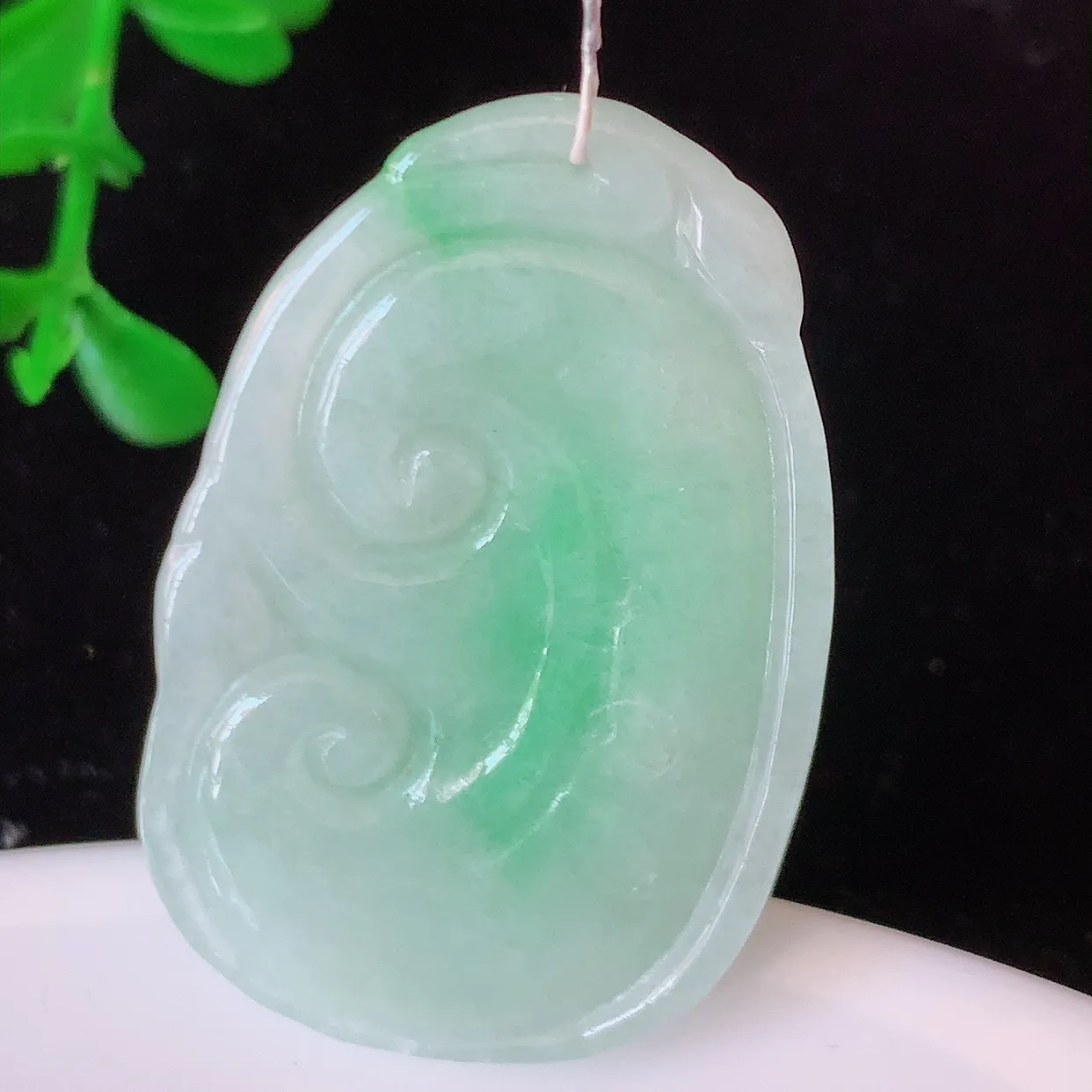 自然光实拍，冰润飘绿翡翠万事如意吊坠，翠色灵动，种老水足，寓意好，品相佳，佩戴佳品！#35.7