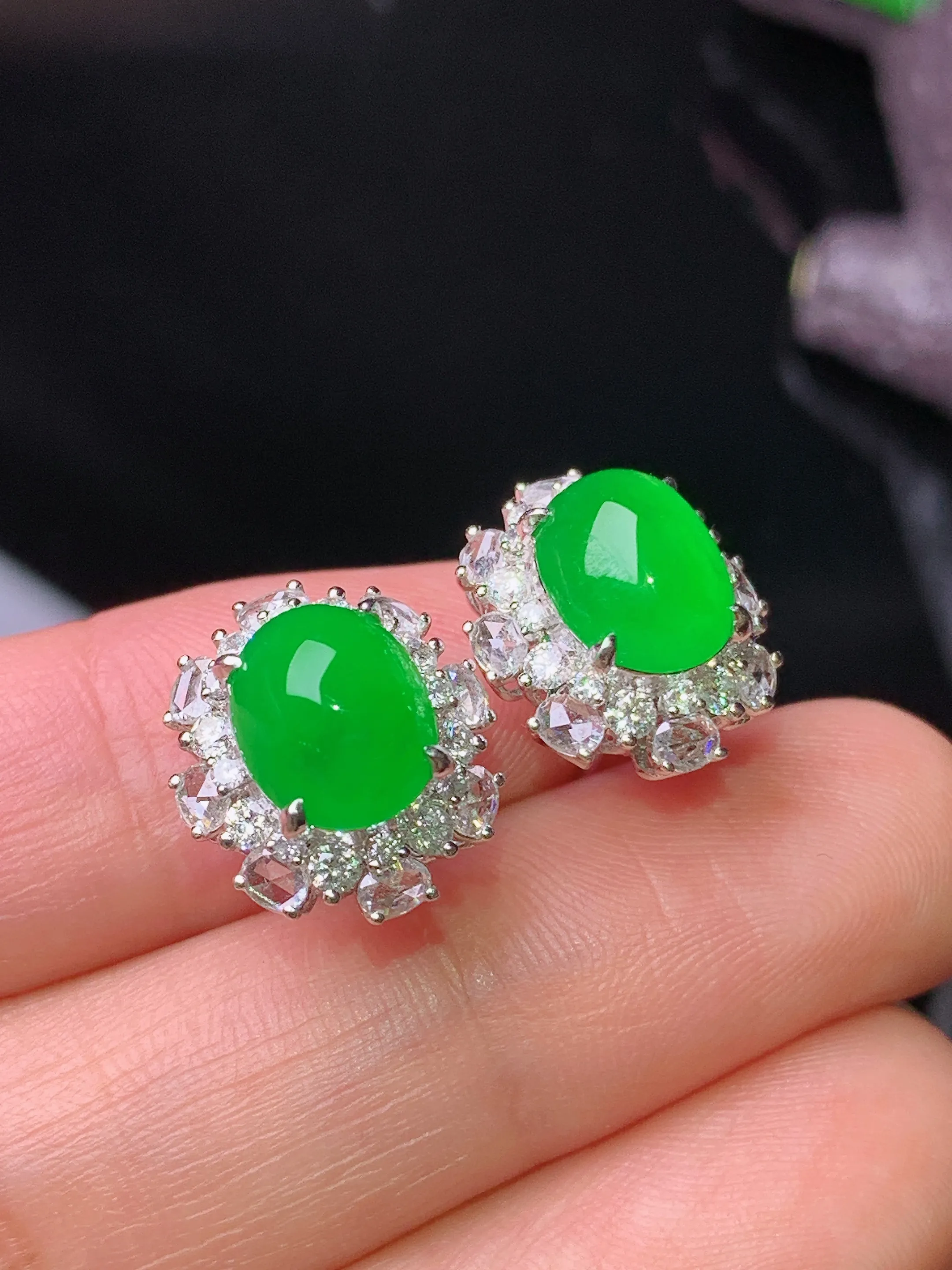 18k金钻镶嵌满绿蛋面耳钉 玉质细腻 水润亮眼 色泽艳丽 整体尺寸13.8*12.3*9.5