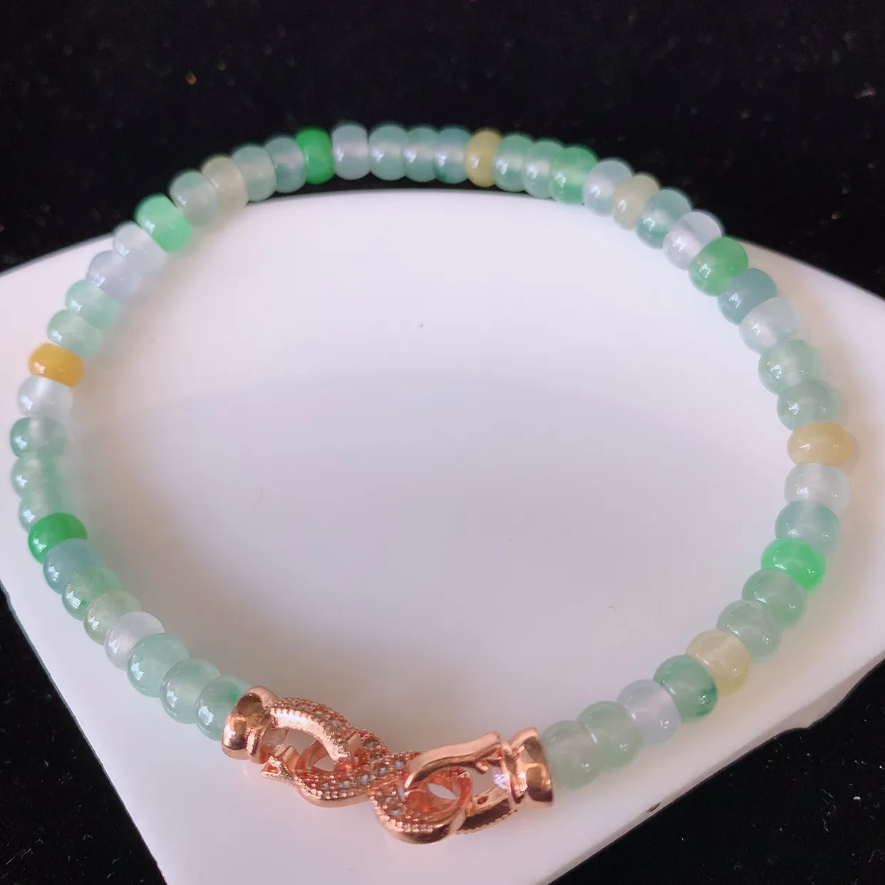 自然光实拍，冰种多宝翡翠手链，多彩翡翠手串，颜色丰富，料子细腻，高档大气，自戴送礼佳品！#60.7取