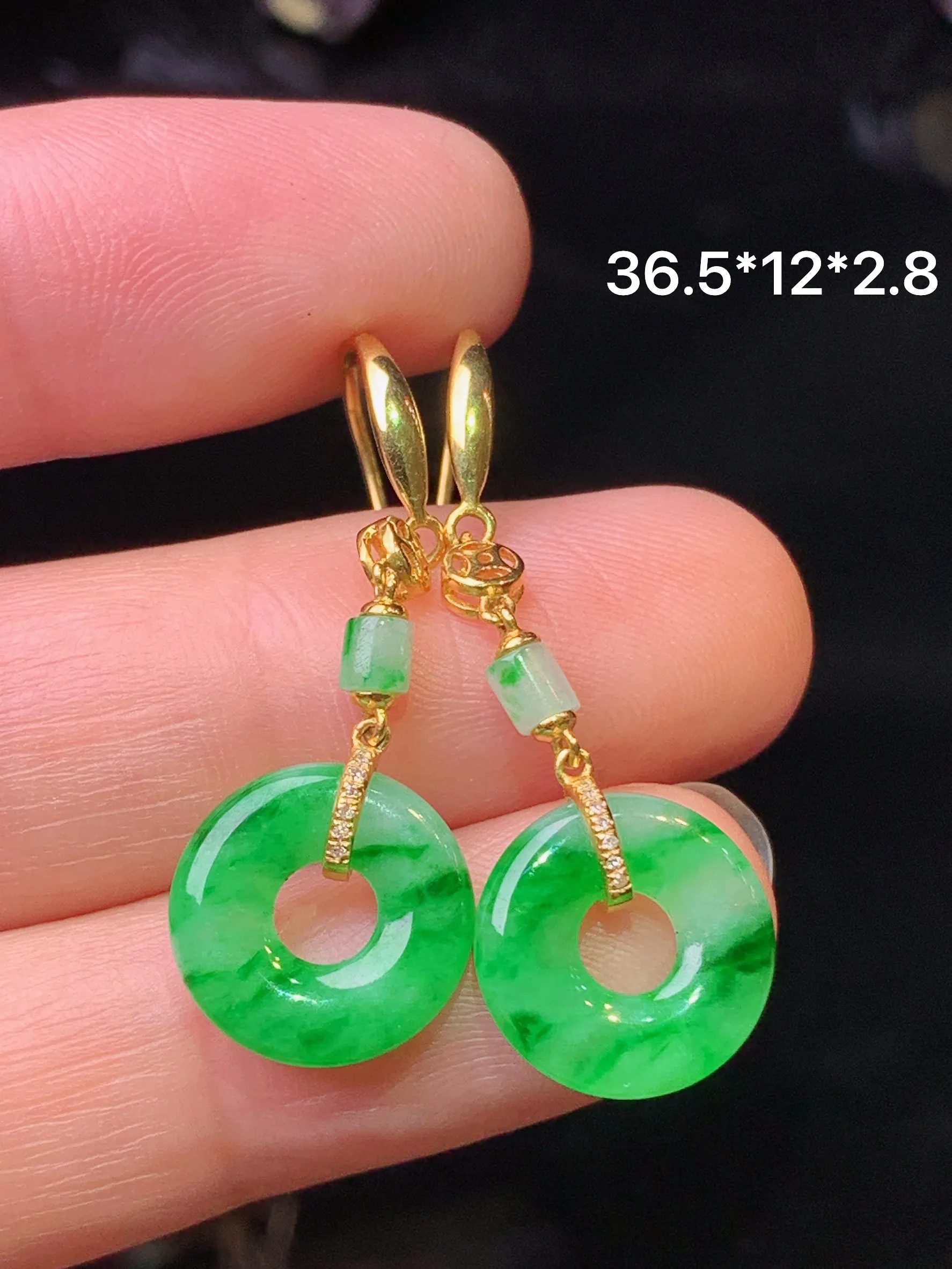 18k金钻镶嵌飘绿平安环耳坠 玉质细腻 水润亮眼 色泽艳丽 整体尺寸36.5*12*2.8