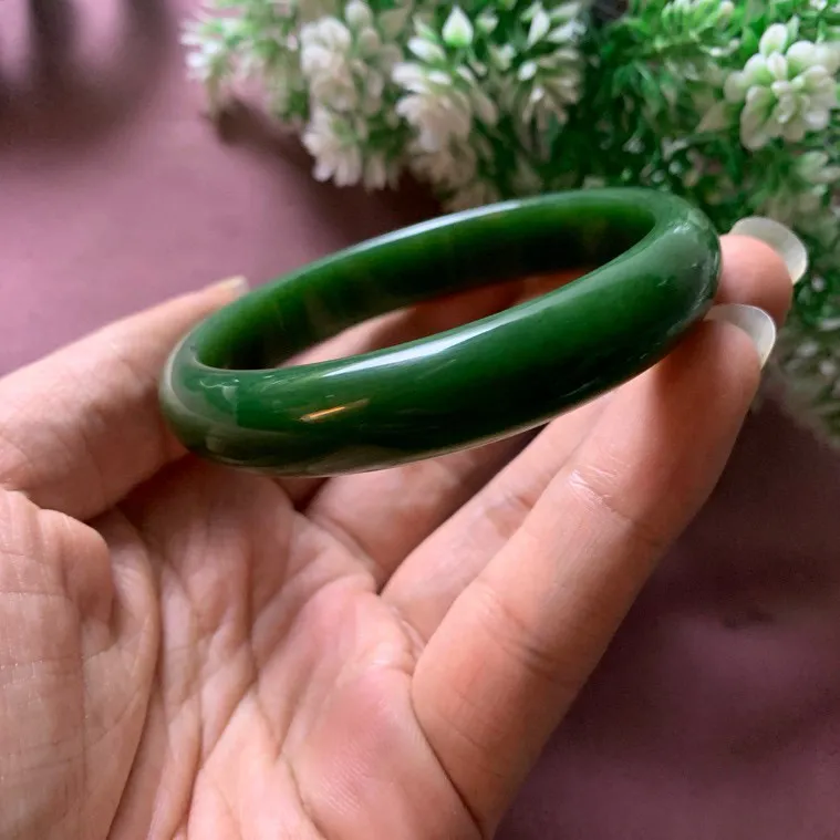 珍藏品，和田玉碧玉60圈口菠菜绿宽条手镯！玉质细腻油润 底色纯净 脂粉好，品质高。