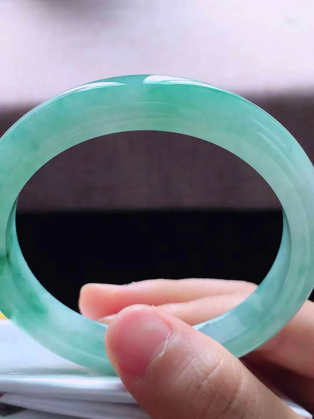 【翡翠名称】老种冰飘花55.3正圈口翡翠手镯
【翡翠尺寸】55.2*9.8*8mm适合54-56正圈