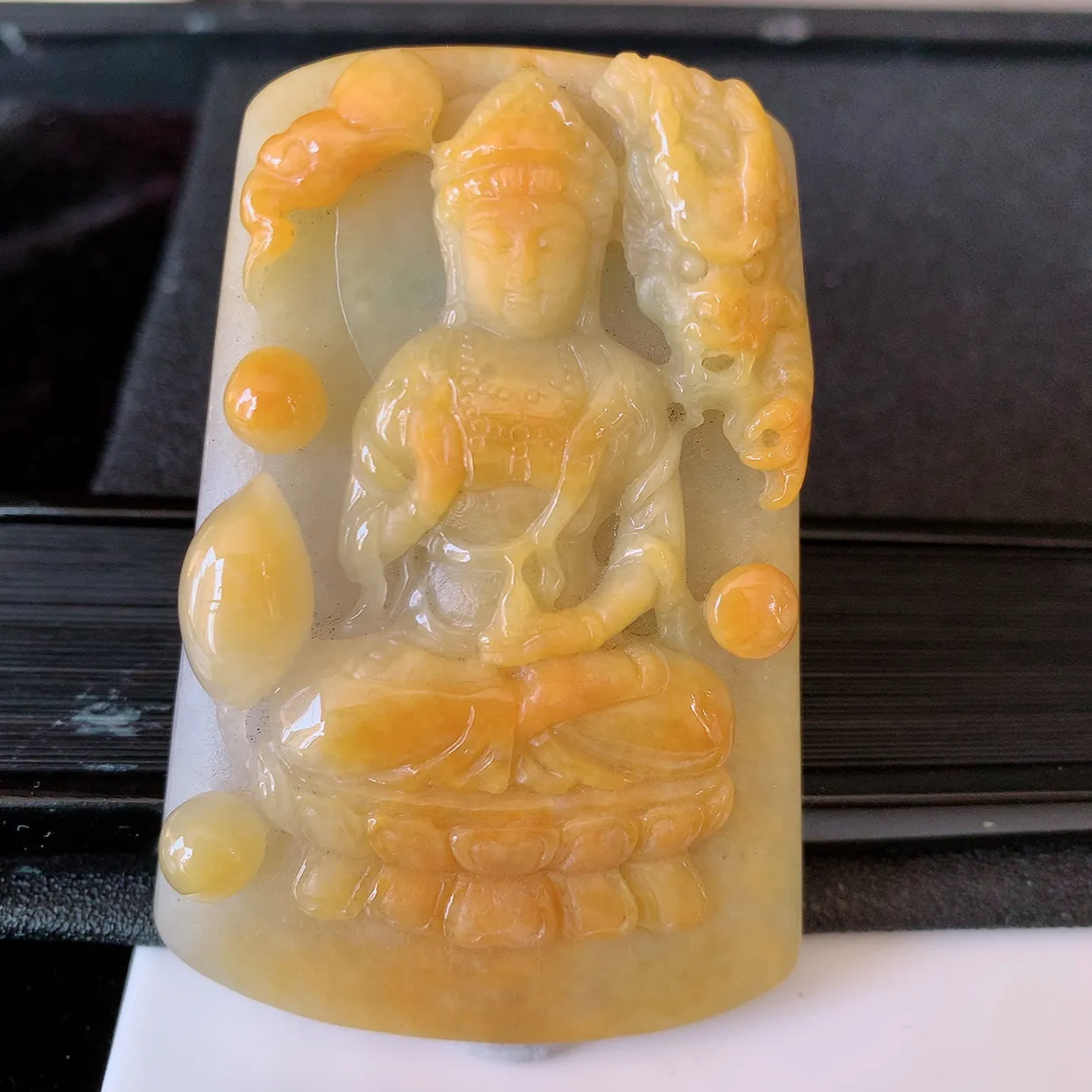 自然光实拍，冰润黄翡双彩翡翠祥龙观音菩萨吊坠，赐福翡翠观音，翠绿迷人，观音面相端庄，佩戴时尚出众！#