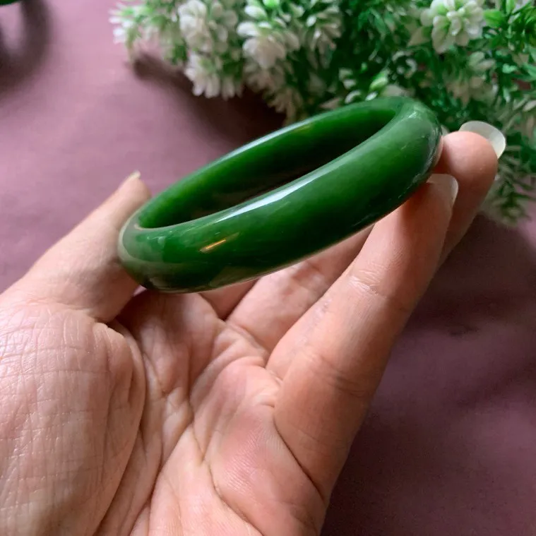 珍藏品，和田玉碧玉62圈口菠菜绿宽条手镯！玉质细腻油润 底色纯净 脂粉好，品质高。