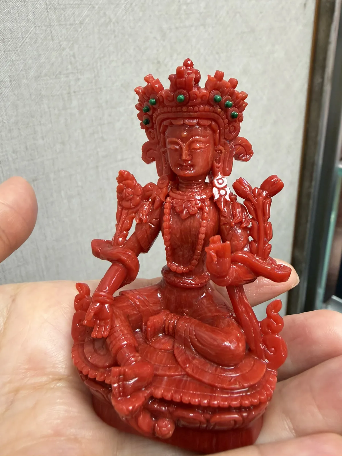 【天然红珊瑚拼接绿镀母小佛摆件】意大利产地，沙丁珊瑚料，深红颜色，釆用台湾拼接手工工艺，精雕细镂，底部有开孔可藏经文，手工工序复杂，高约83.3mm，宽约51mm，厚39.6mm，重量75.67克。天然绿松石点缀！可手持红珊瑚沙丁大枝拼接绿镀母。收藏供奉价值高！