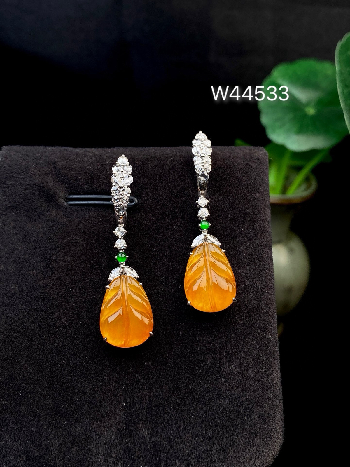 【冰种黄翡树叶耳坠】，金枝玉叶，质地细润，起刚起荧光，18K金钻镶嵌，裸石尺寸12.7*9.5*3毫