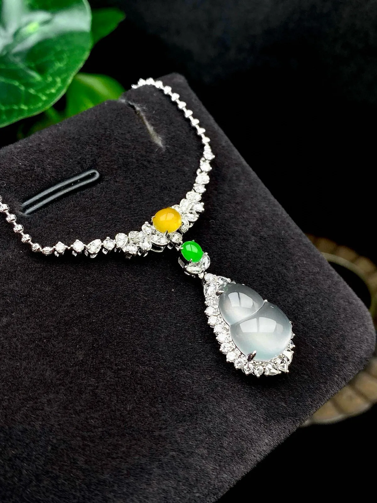 【冰种葫芦吊坠】质地细腻清爽，荧光感强烈，起刚光强烈，18K金钻镶嵌，裸石尺寸13.3*9.6*4.