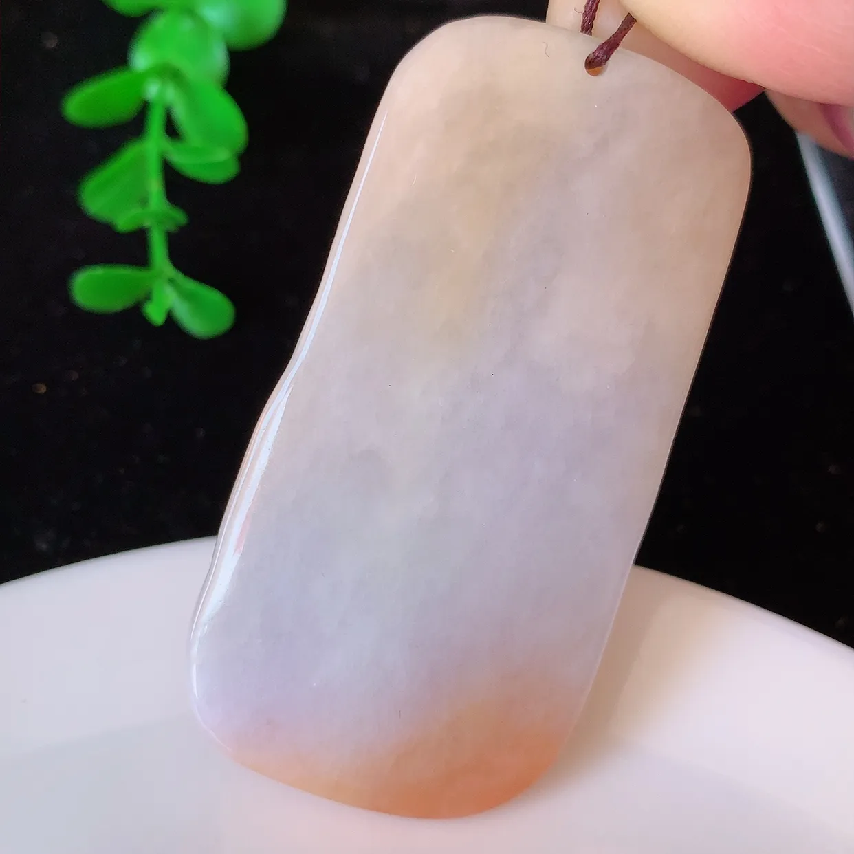 自然光实拍，特色黄翡双彩翡翠悟道吊坠。悟道寓意“祥和，安宁，吉祥，幸福”，质地相当细腻，意境化设计雕刻，取道法自然、天人合一之意，很有意思的一件精品悟道，推荐入手，个性之选。#60.7