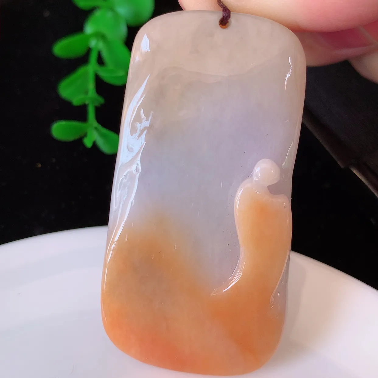 自然光实拍，特色黄翡双彩翡翠悟道吊坠。悟道寓意“祥和，安宁，吉祥，幸福”，质地相当细腻，意境化设计雕刻，取道法自然、天人合一之意，很有意思的一件精品悟道，推荐入手，个性之选。#60.7