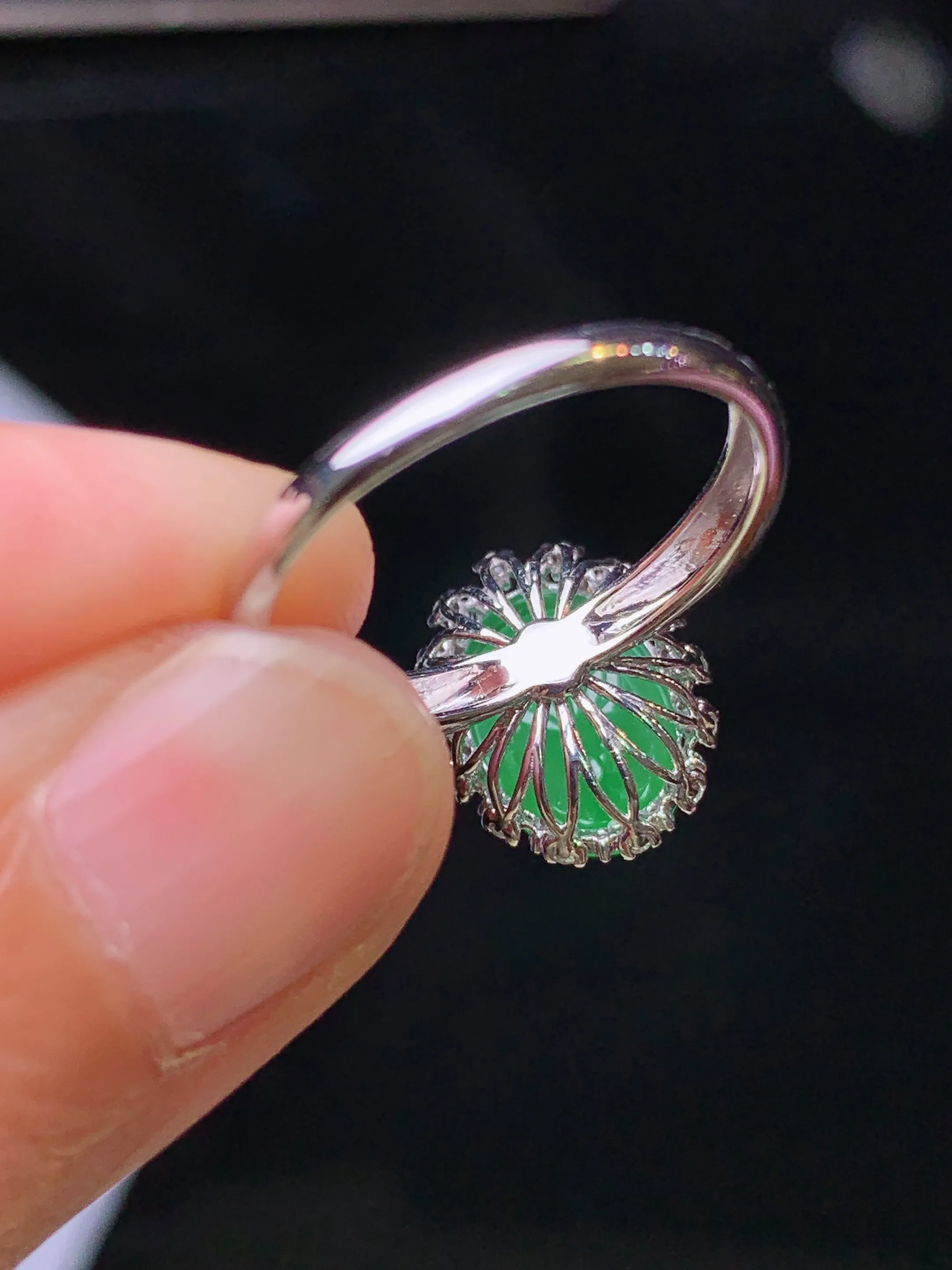 18k金钻镶嵌翠绿蛋面吊坠 玉质细腻 水润亮眼 色泽艳丽 圈口13.5 整体尺寸13.5*10.5*9.2