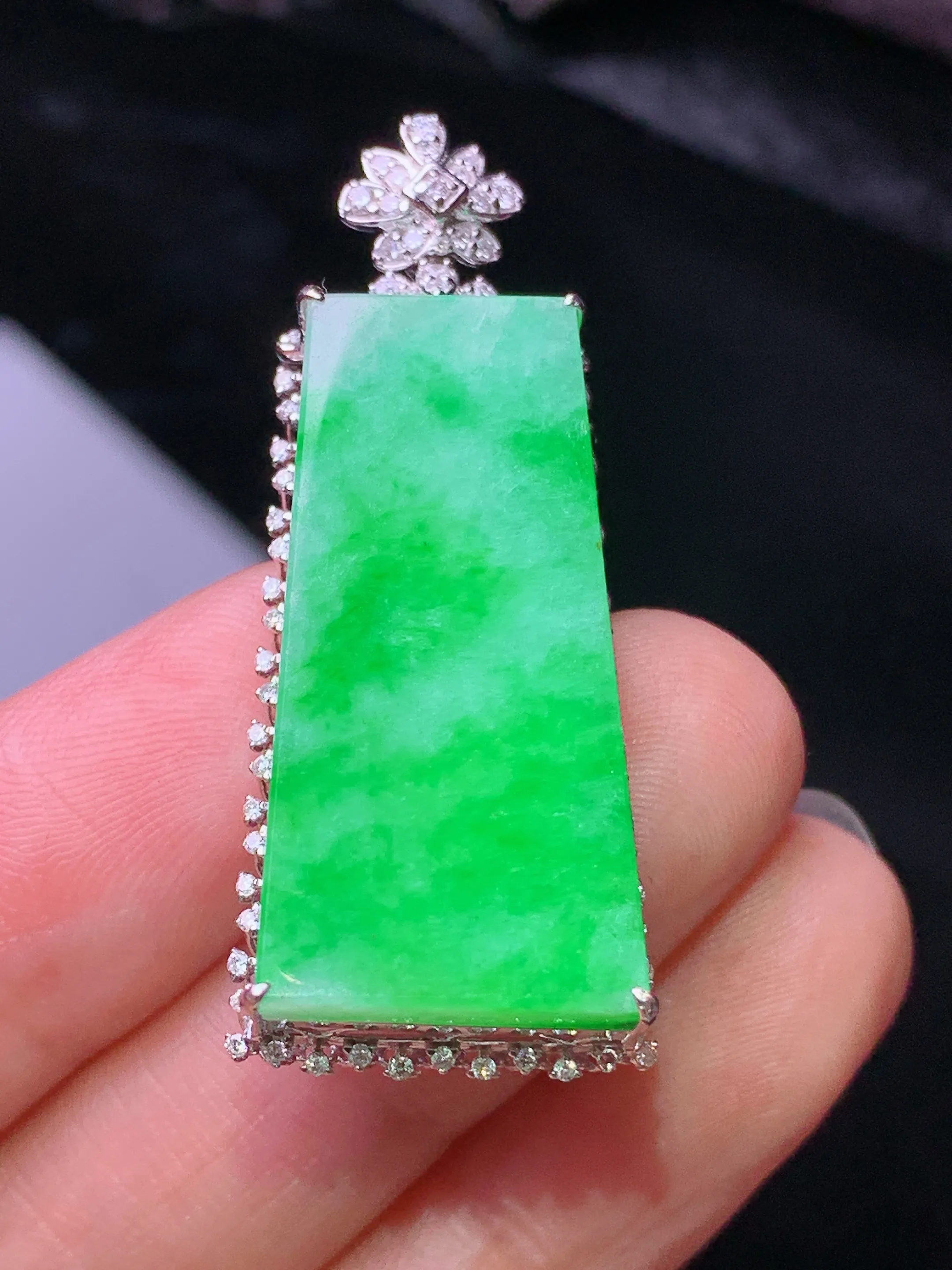 18k金钻镶嵌翠绿无事牌吊坠 玉质细腻 水润亮眼 色泽艳丽 整体尺寸42.5*16.6*8.8
