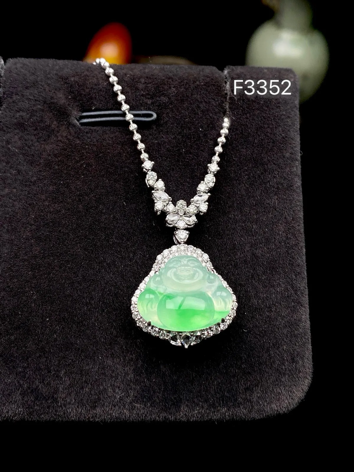 【冰种飘绿佛公吊坠】种水上乘，晶莹剔透，纯净通透，莹光感很强，18k金钻镶嵌，裸石尺寸11.7*14