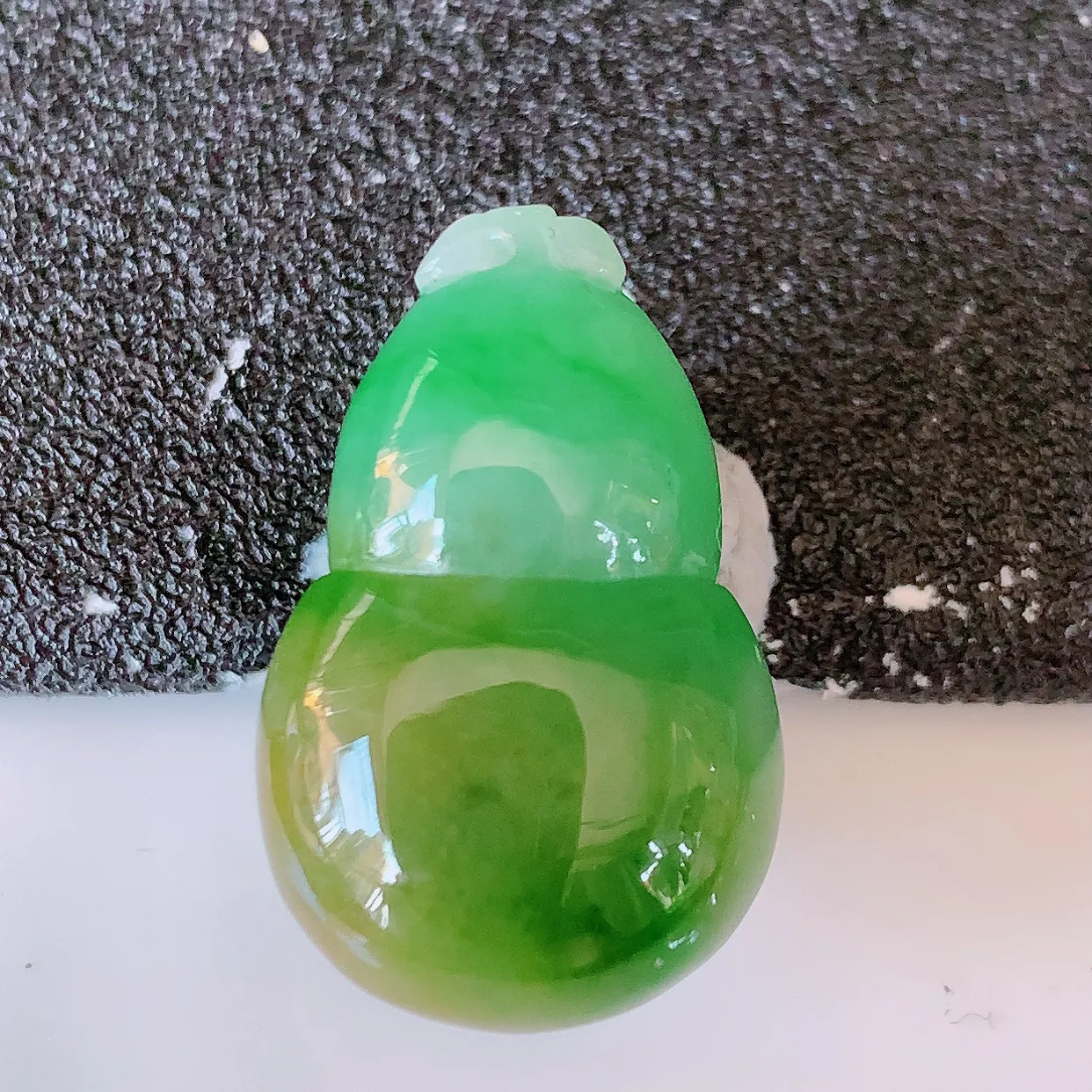 自然光实拍，冰润黄加绿翡翠葫芦蛋面，寓意福禄双全，财源滚滚，清新脱俗，佩戴效果优雅迷人！#05.7