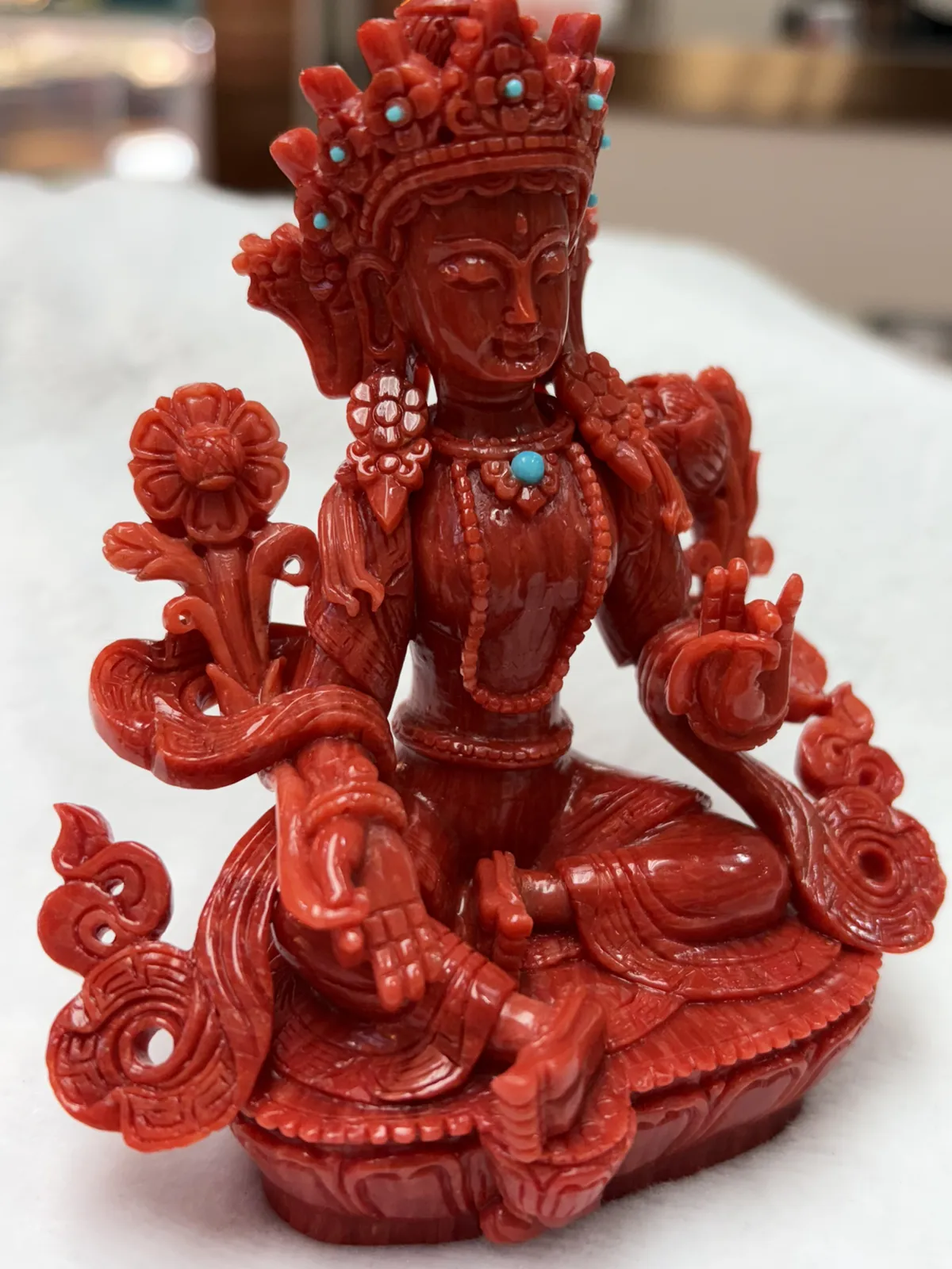 【天然红珊瑚拼接绿镀母中号摆件】意大利产地，沙丁珊瑚料，深红颜色，釆用台湾拼接手工工艺，精雕细镂，底部有开孔可藏经文，手工工序复杂，高约108mm，宽约86mm，厚49mm，重量141.2克。天然美松点缀！可手持红珊瑚沙丁大枝拼接绿镀母。收藏供奉价值高！