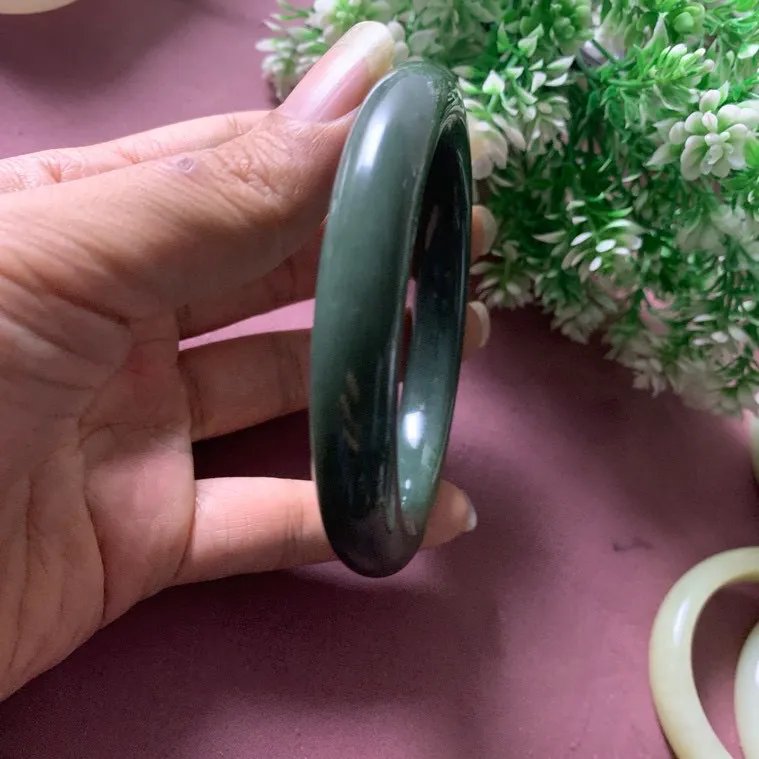和田玉62.5圈口瓷蓝色手镯，玉质细腻油润 底色纯净 脂粉好，品质高。