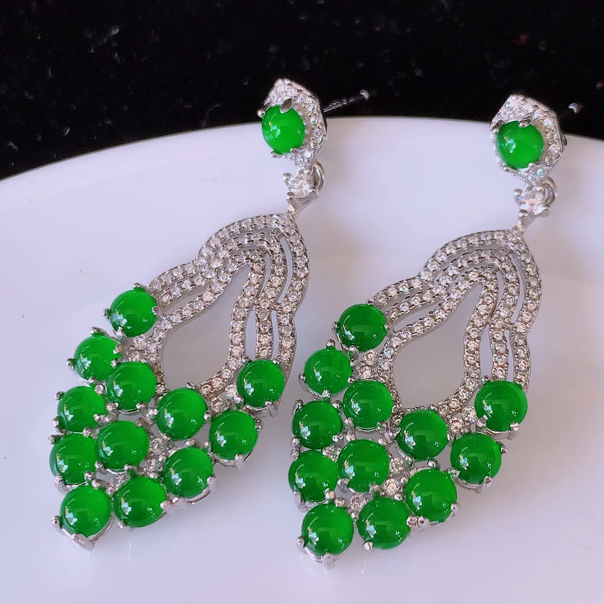 冰透满绿翡翠925银镶嵌耳坠，自然光实拍，翠色灵动，颜色漂亮，种老水足，品相佳，佩戴佳品！#97.7整体40*15.8*4.5裸石3.5*3.5