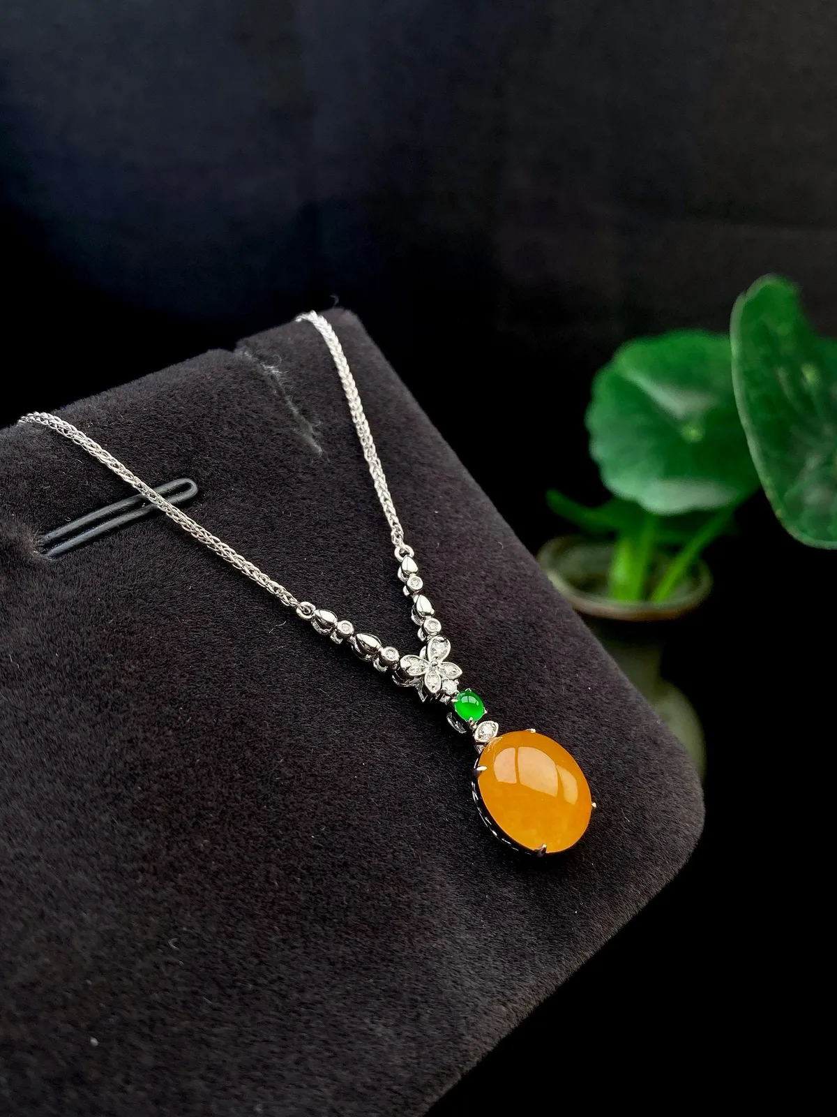 【冰种黄翡蛋面吊坠】质地细腻，冰润透亮，光泽出众，冰感十足，18k金古法镶嵌，裸石尺寸8.2*7.2*2.6毫米