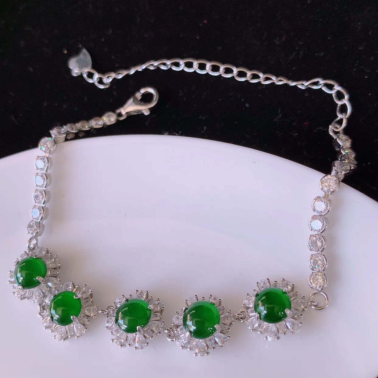 冰透满绿翡翠925银镶嵌手链，自然光实拍，翠色灵动，颜色漂亮，种老水足，品相佳，佩戴佳品！#97.7取一整体12.5*9.5*4.8裸石5.2*5.2