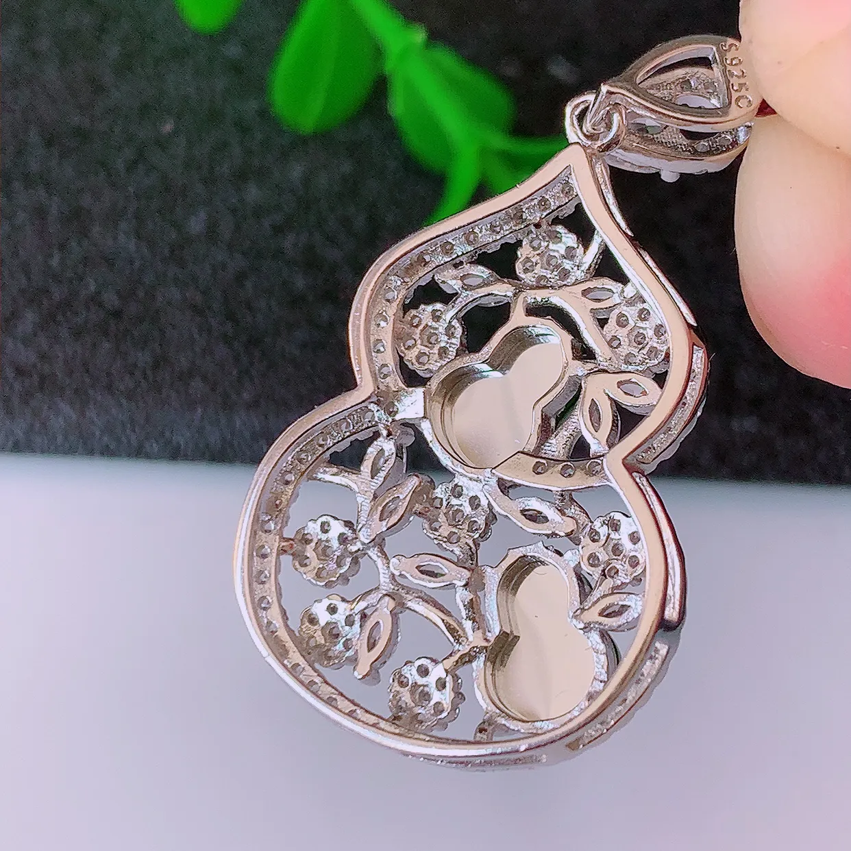 冰透满绿翡翠925银镶嵌葫芦吊坠，自然光实拍，翠色灵动，颜色漂亮，种老水足，品相佳，佩戴佳品！#97.7整体35*20*7.5裸石8*5.8