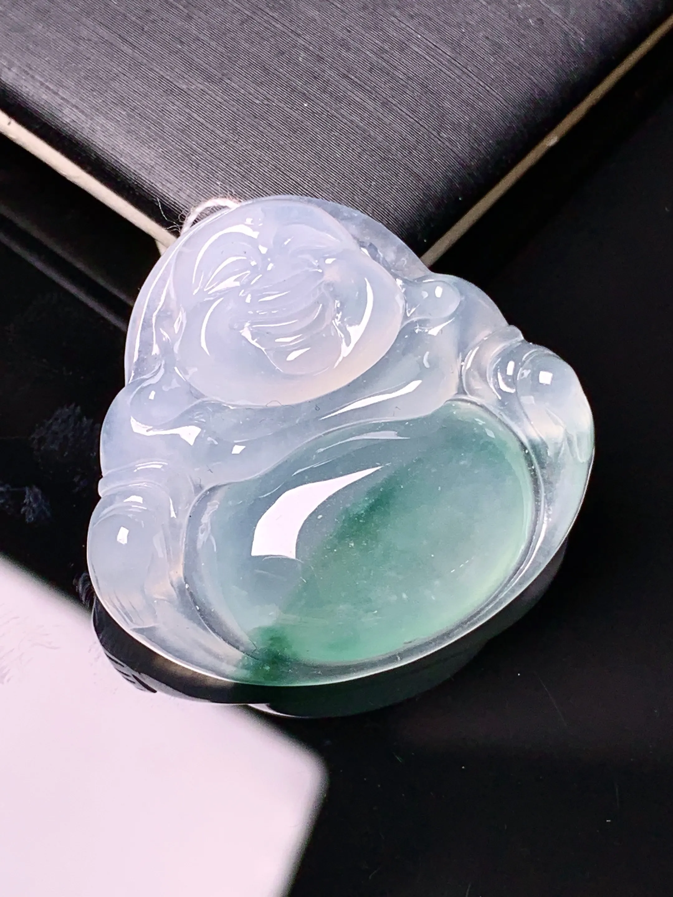 冰种飘绿佛公吊坠 玉质细腻 水润亮眼 色泽艳丽 整体尺寸28*30.5*6.5