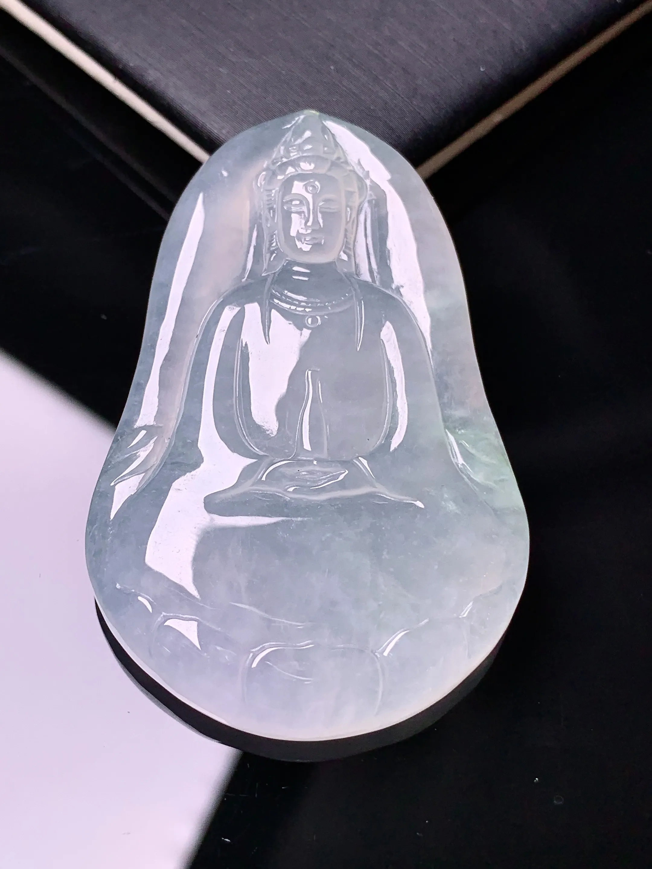 冰种观音菩萨吊坠 玉质细腻 水润亮眼 色泽艳丽 整体尺寸51*33*6