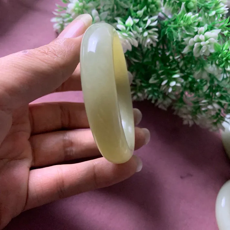 和田玉55黄口料手镯，圈口55宽13玉质细腻油润 底色纯净 脂粉好，品质高。