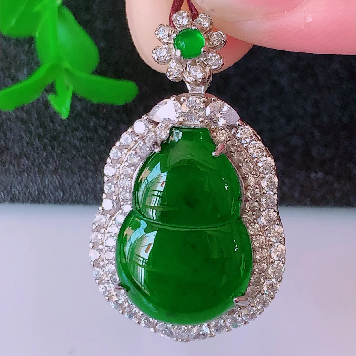 冰透满绿翡翠925银镶嵌葫芦吊坠，自然光实拍，翠色灵动，颜色漂亮，种老水足，品相佳，佩戴佳品！#97.7整体29.5*17.5*11裸石17*12