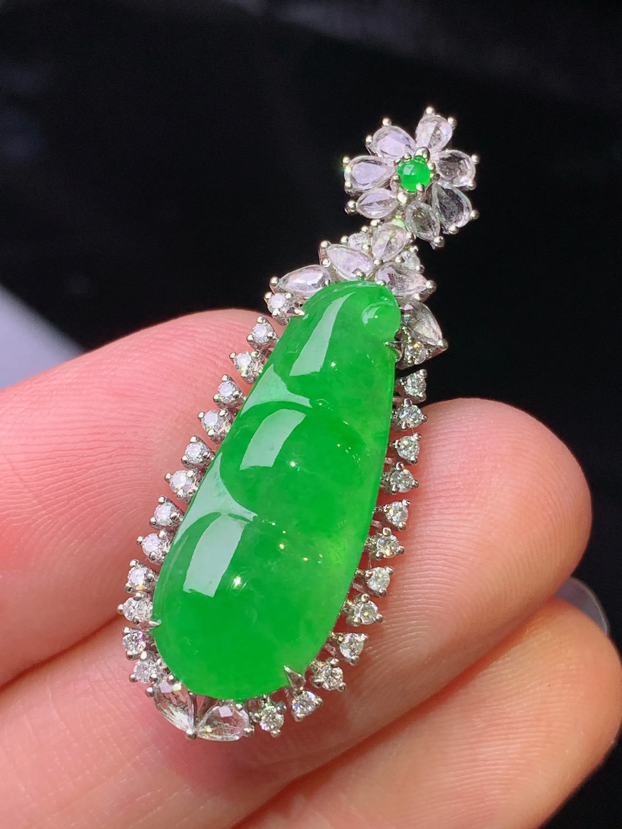 18k金钻镶嵌满绿四季豆吊坠 玉质细腻 水润亮眼 色泽艳丽 整体尺寸35.5*13*6.5