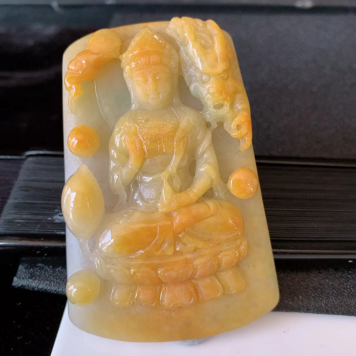 自然光实拍，冰润黄翡双彩翡翠祥龙观音菩萨吊坠，赐福翡翠观音，翠绿迷人，观音面相端庄，佩戴时尚出众！#60.7