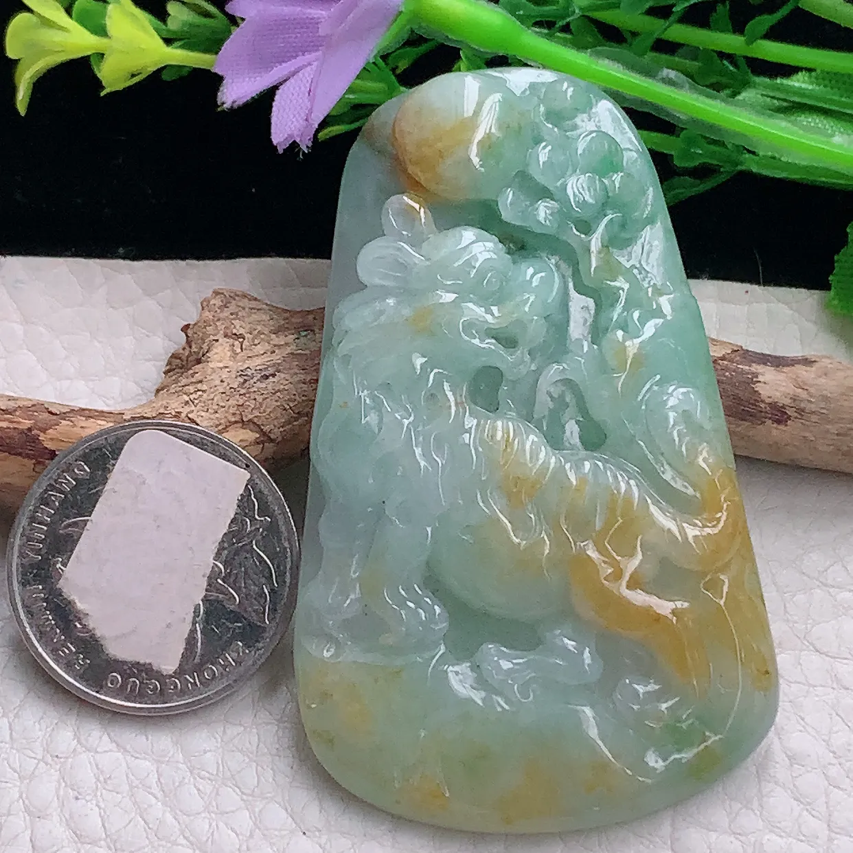 zen自然光66*40*9.8缅甸翡翠a货三彩上山虎 生肖虎玉吊坠 玉挂件