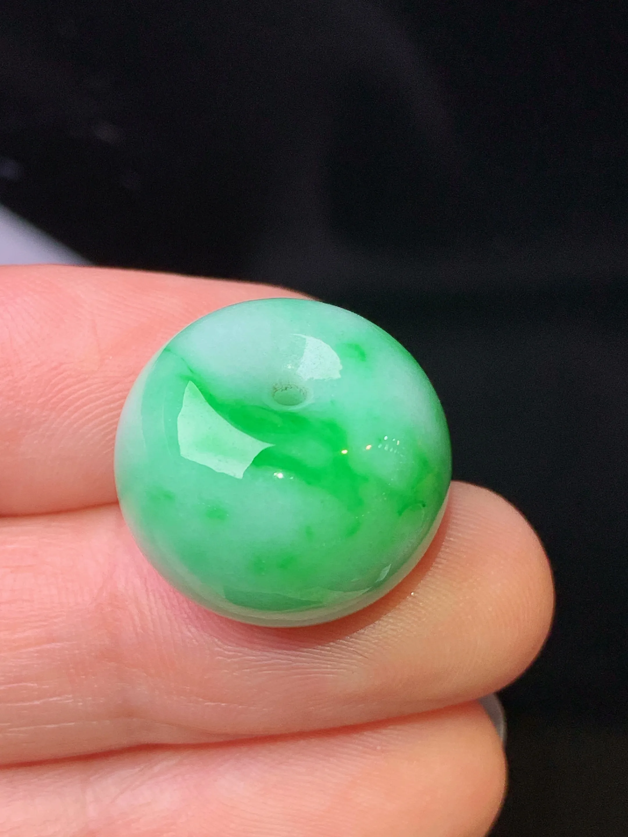 翠绿路路通吊坠 玉质细腻 水润亮眼 色泽艳丽 整体尺寸17.6*13