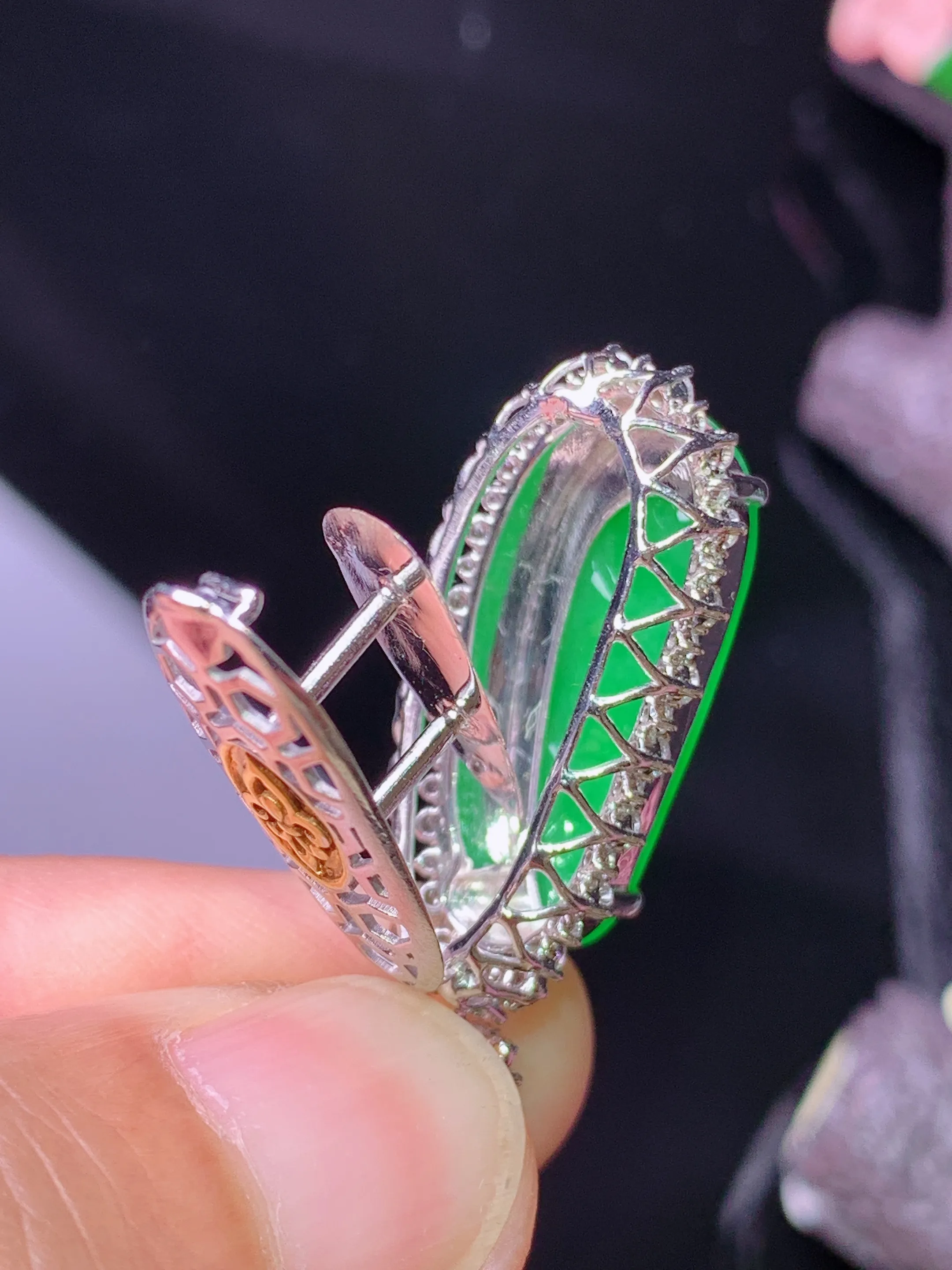 18k金钻镶嵌满绿四季豆吊坠 玉质细腻 水润亮眼 色泽艳丽 整体尺寸32.5*13*10.2