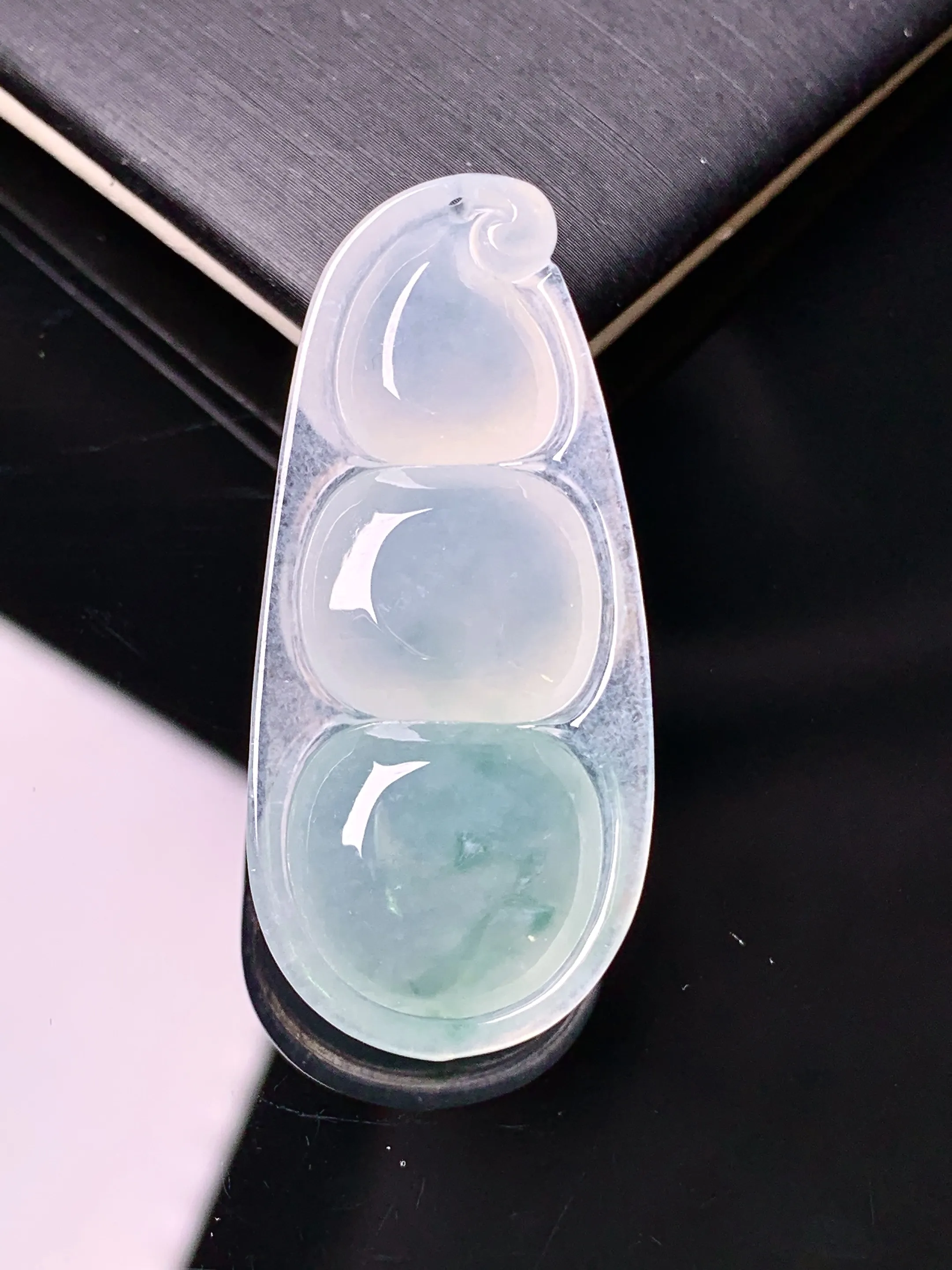 冰种四季豆吊坠 玉质细腻 水润亮眼 色泽艳丽 整体尺寸43.2*19.5*6.8