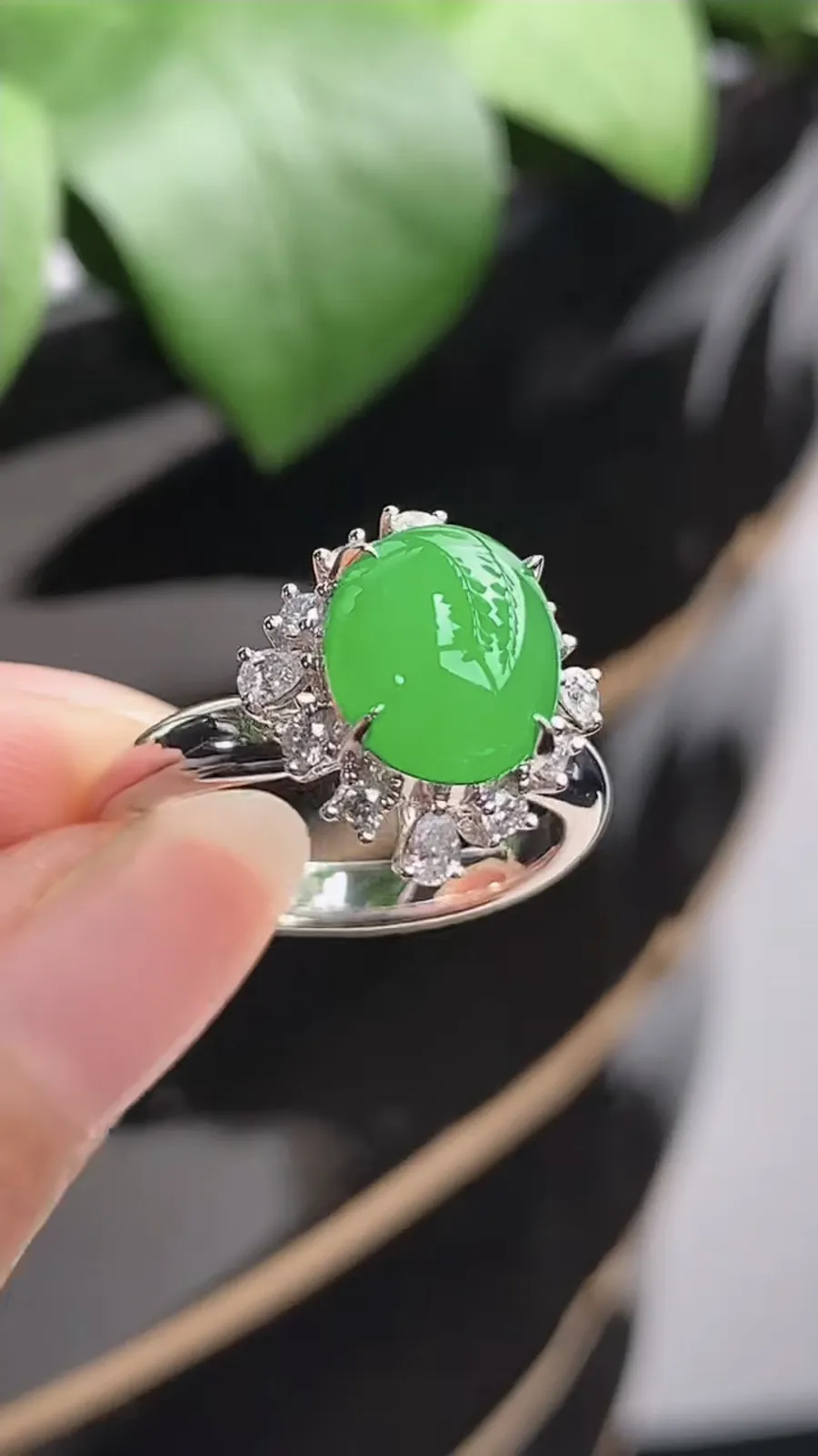 a货翡翠老坑冰种18K金伴钻镶嵌阳绿蛋面戒指 圈口17.4裸石尺寸9.5×8mm 重量4.14g 1209