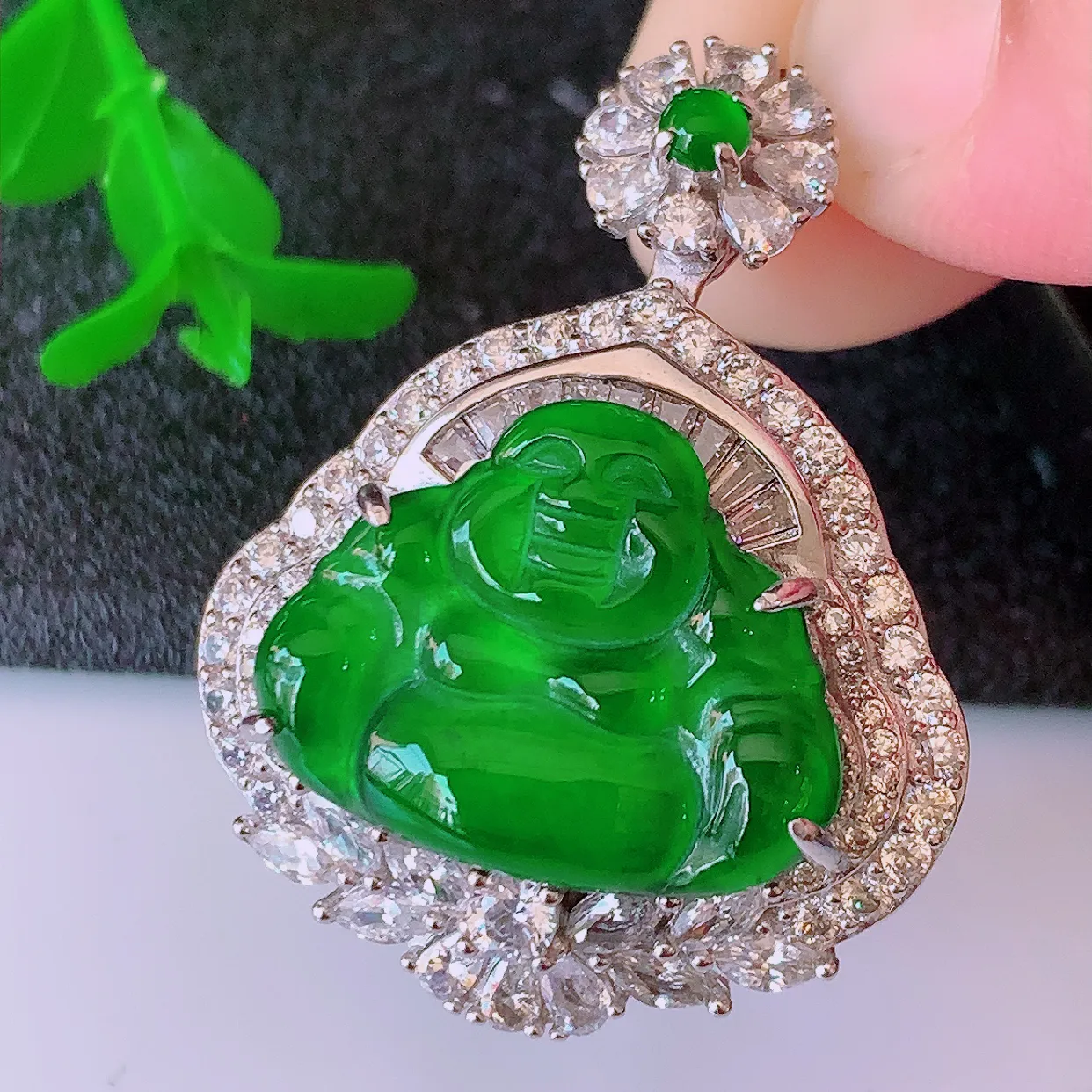 冰透满绿翡翠925银镶嵌佛公吊坠，自然光实拍，翠色灵动，颜色漂亮，种老水足，品相佳，佩戴佳品！#97.7整体34.5*26.5*12.8裸石20*15.5